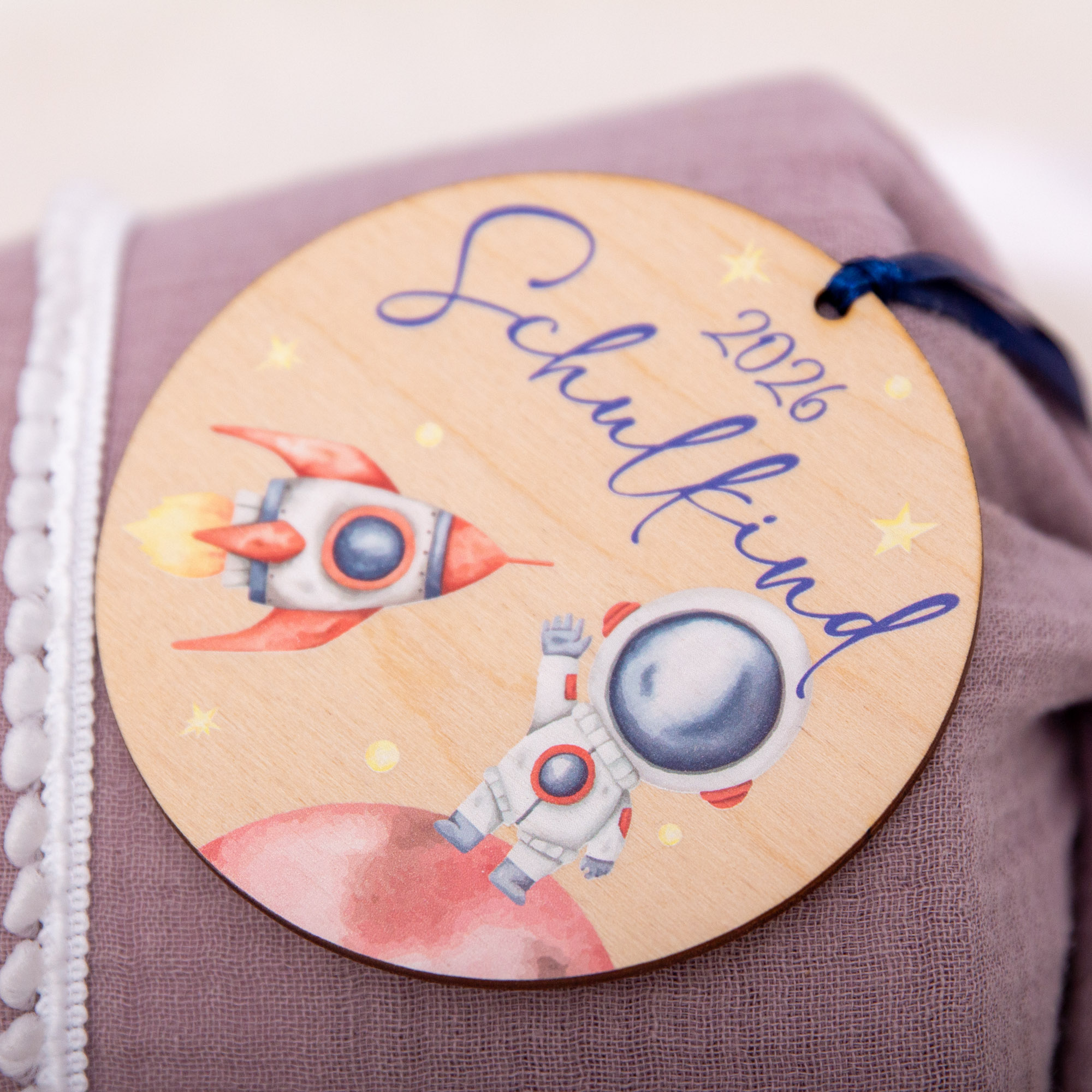 Astronaut Zuckertütenanhänger / Namensanhänger Einschulung 2026 / Zuckertütenanhänger aus Holz / Geschenkanhänger 2 Schulkind 2026 Astronaut, Einschulung Weltall, Zuckertütenanhänger