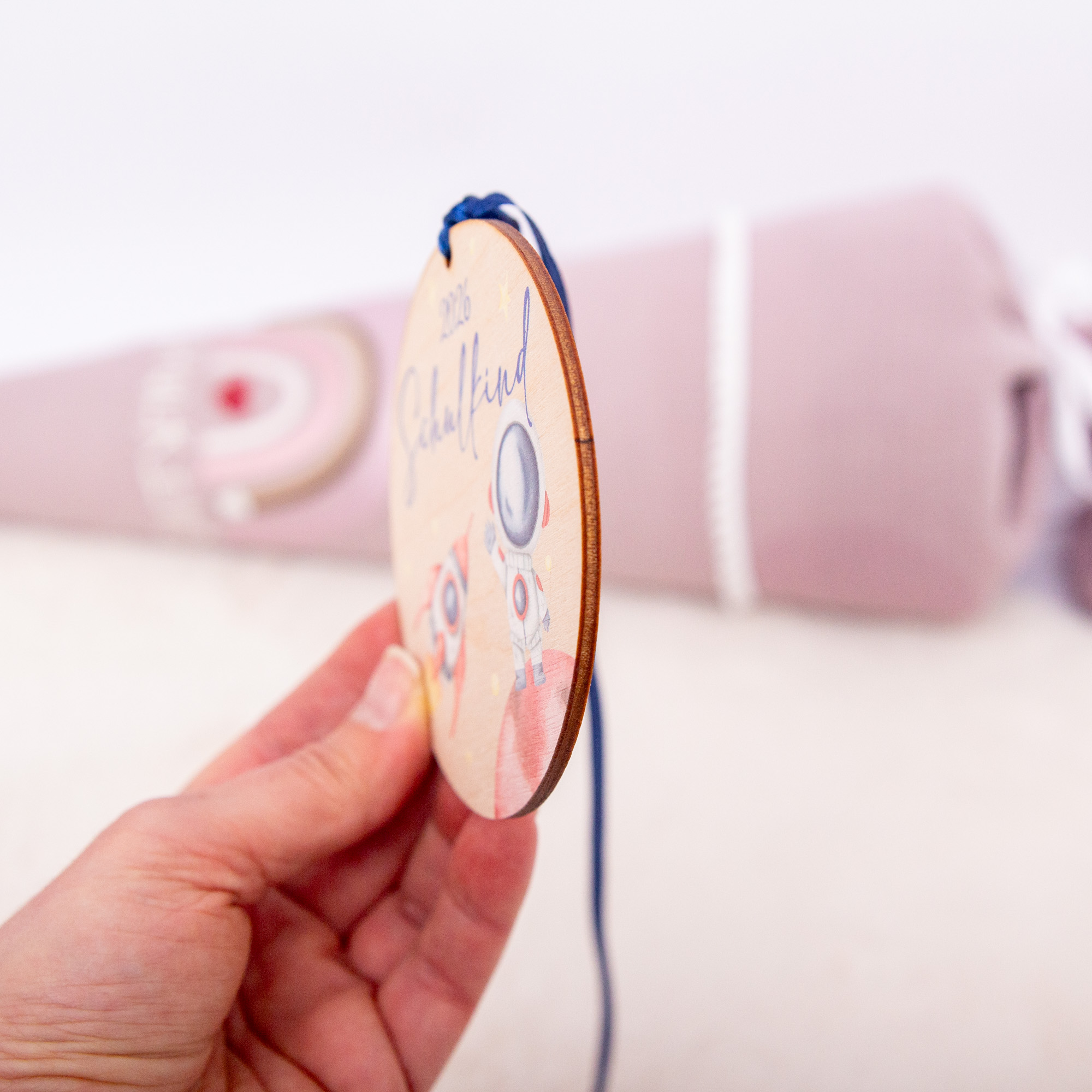 Astronaut Zuckertütenanhänger / Namensanhänger Einschulung 2026 / Zuckertütenanhänger aus Holz / Geschenkanhänger 11 Schulkind 2026 Astronaut, Einschulung Weltall, Zuckertütenanhänger