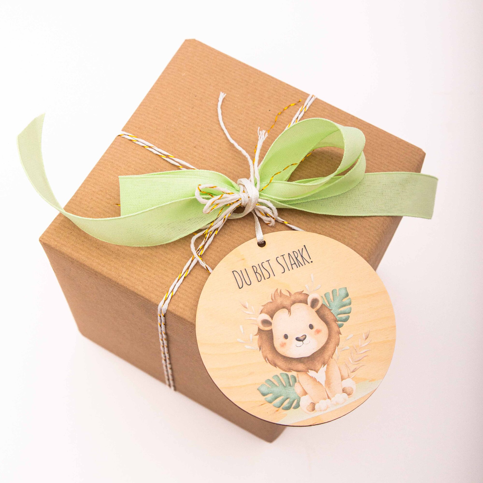 Affirmationsanhänger Holz Kinder „Du bist stark“ – Mutmacher-Geschenk mit Löwe – Glücksbringer & Taschenanhänger personalisierbar – Made in Leipzig 4 Affirmationsanhänger aus Holz, Affirmation Kinder, Geschenkanhänger, Löwe - Du bist Stark