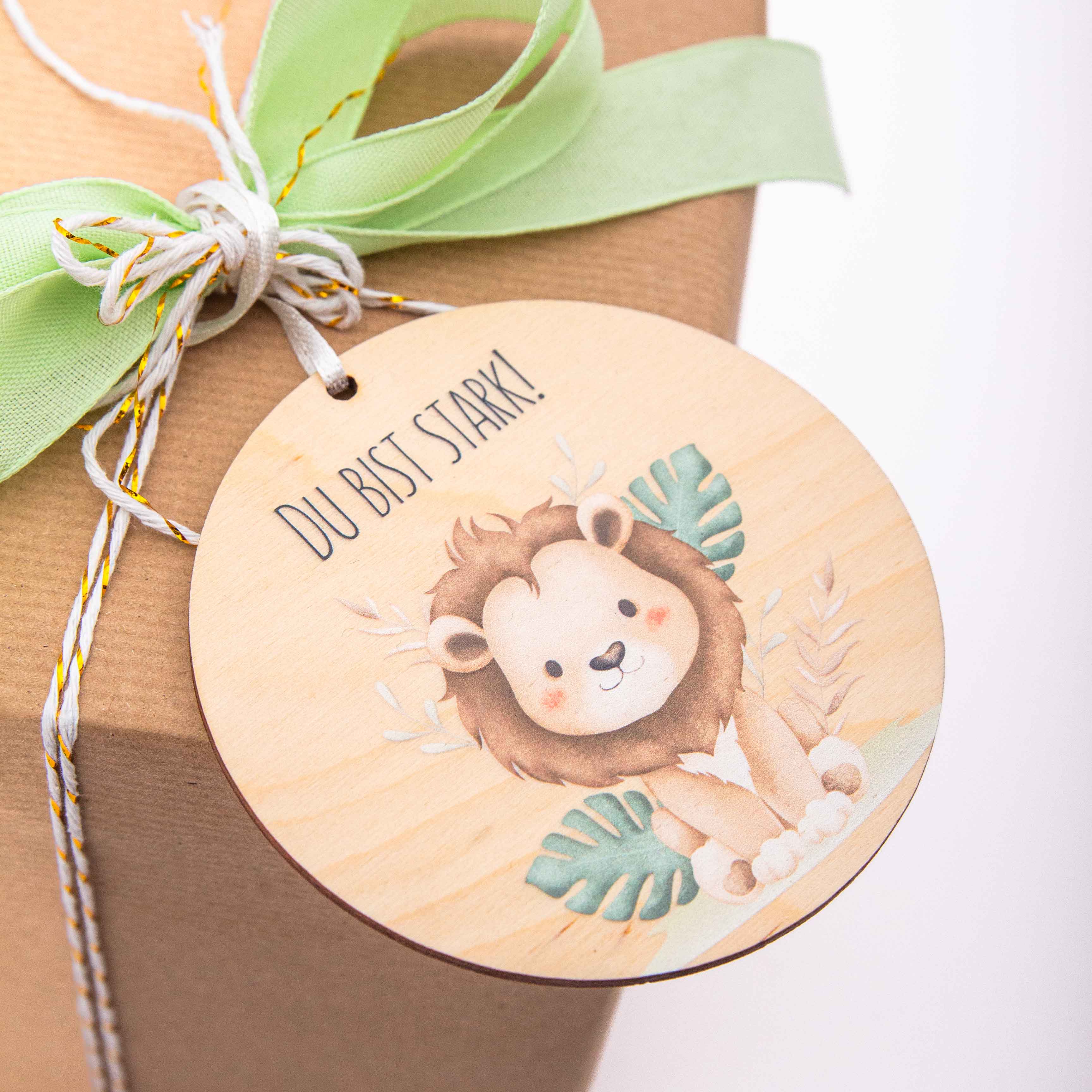 Affirmationsanhänger Holz Kinder „Du bist stark“ – Mutmacher-Geschenk mit Löwe – Glücksbringer & Taschenanhänger personalisierbar – Made in Leipzig 3 Affirmationsanhänger aus Holz, Affirmation Kinder, Geschenkanhänger, Löwe - Du bist Stark