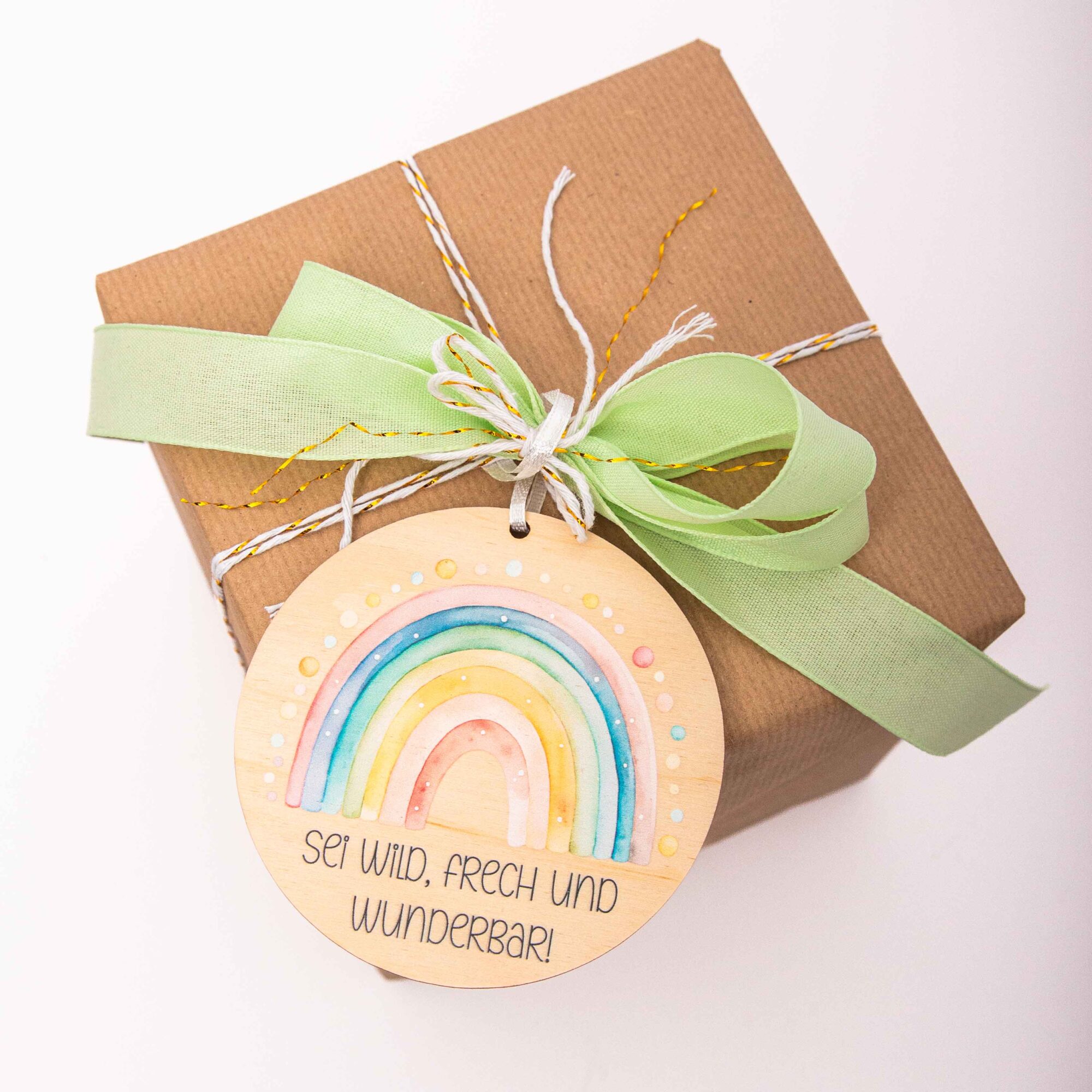 Affirmationsanhänger Holz „Sei wild frech und wunderbar“ – Regenbogen Mutmacher für Kinder – Glücksbringer & Taschenanhänger – Handgemacht in Leipzig 4 Affirmationsanhänger aus Holz, Affirmation Kinder, Geschenkanhänger, Regenbogen - wei wild, frech und wunderbar