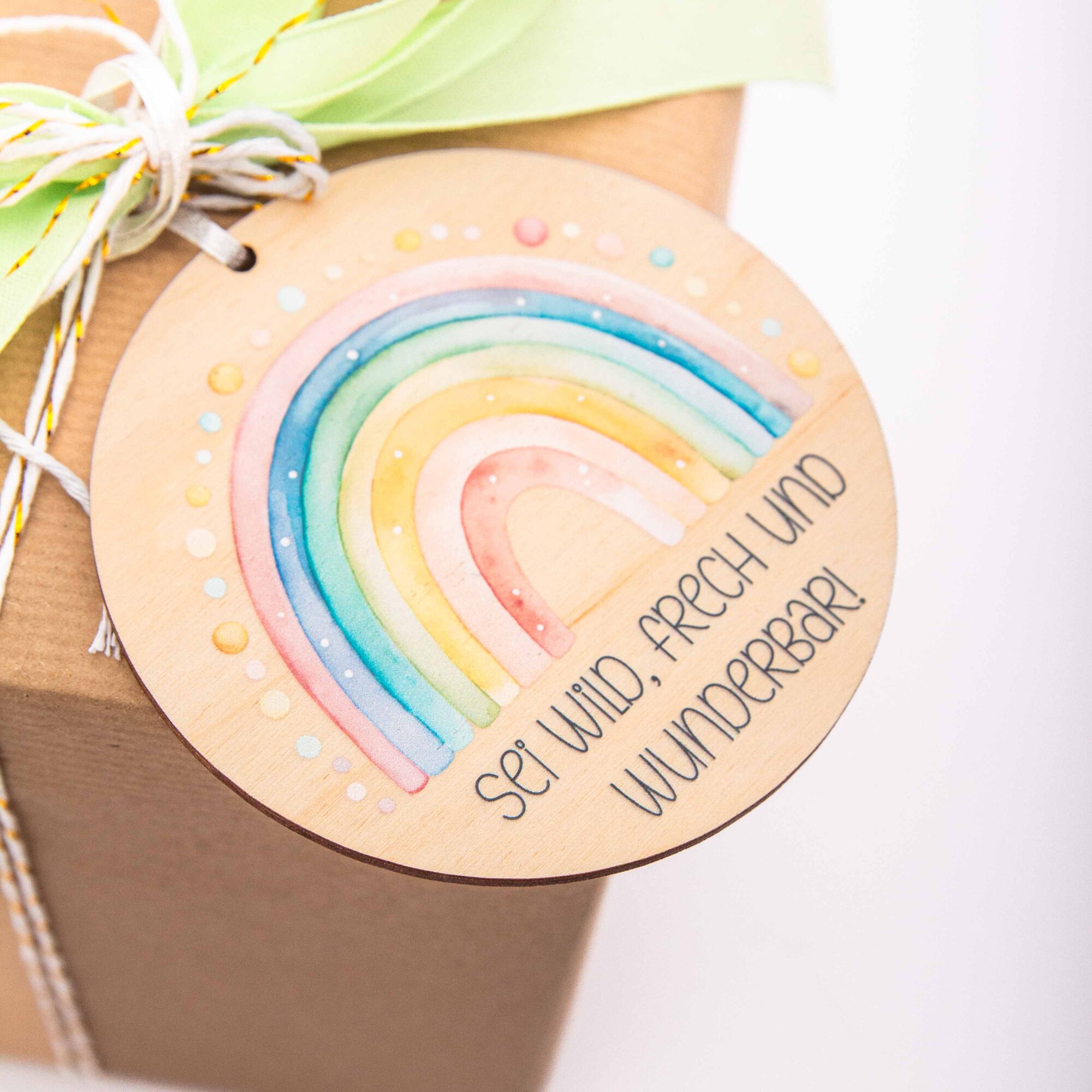 Affirmationsanhänger Holz „Sei wild frech und wunderbar“ – Regenbogen Mutmacher für Kinder – Glücksbringer & Taschenanhänger – Handgemacht in Leipzig 3 Affirmationsanhänger aus Holz, Affirmation Kinder, Geschenkanhänger, Regenbogen - wei wild, frech und wunderbar