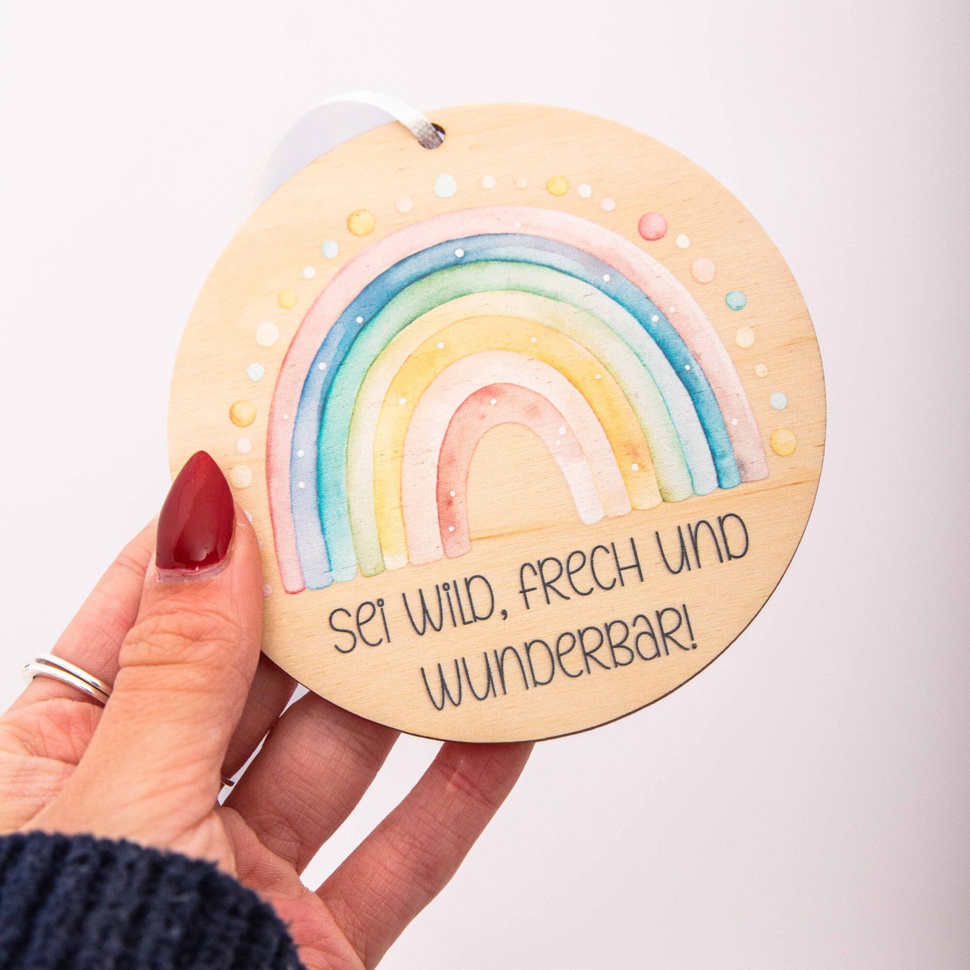 Affirmationsanhänger Holz „Sei wild frech und wunderbar“ – Regenbogen Mutmacher für Kinder – Glücksbringer & Taschenanhänger – Handgemacht in Leipzig 1 Affirmationsanhänger aus Holz, Affirmation Kinder, Geschenkanhänger, Regenbogen - wei wild, frech und wunderbar