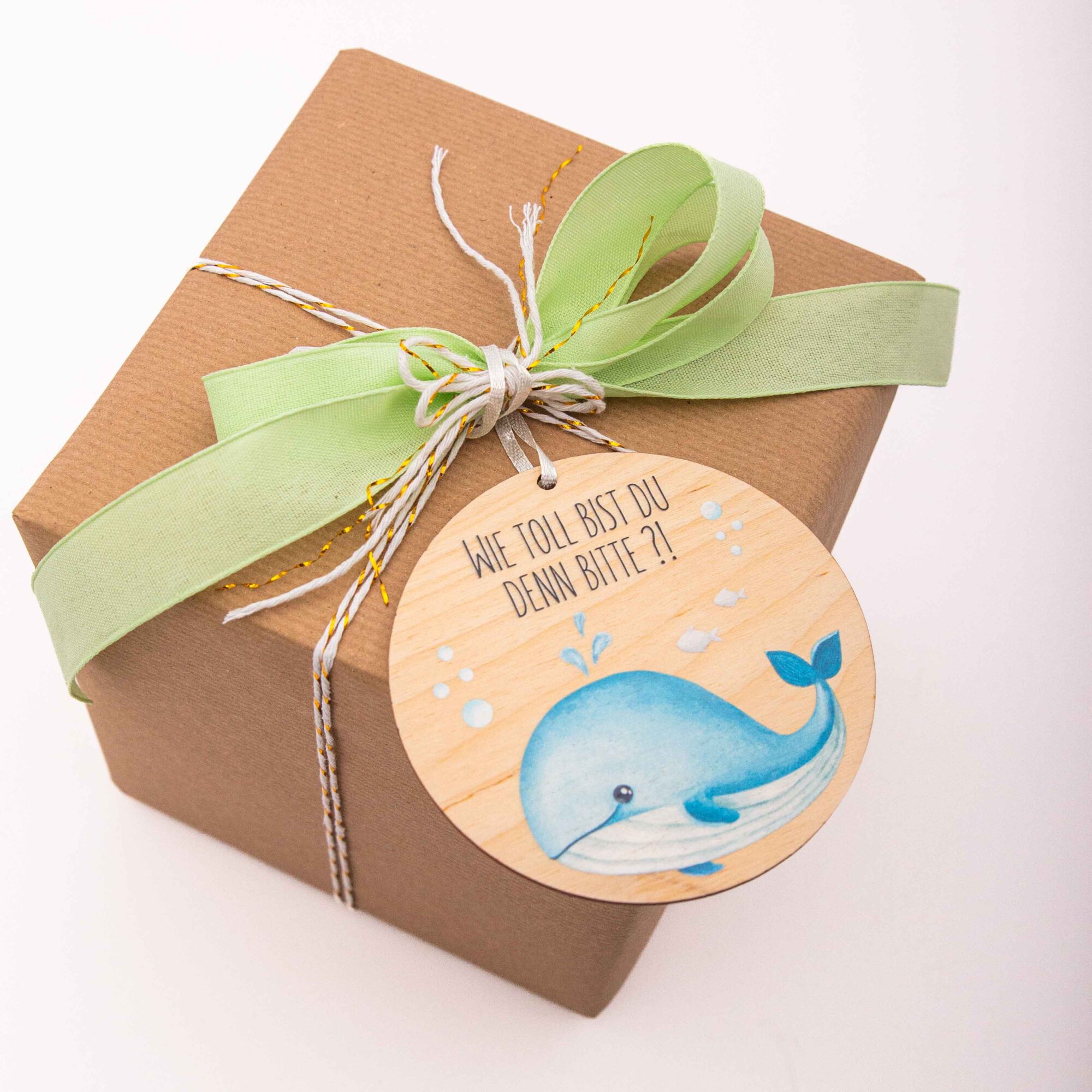 Affirmationsanhänger Holz „Wie toll bist du denn?“ – Wal Mutmacher für Kinder – Glücksbringer & Taschenanhänger – Handgemacht in Leipzig 4 Affirmationsanhänger aus Holz, Affirmation Kinder, Geschenkanhänger, Wal- Wie toll bist du denn bitte?