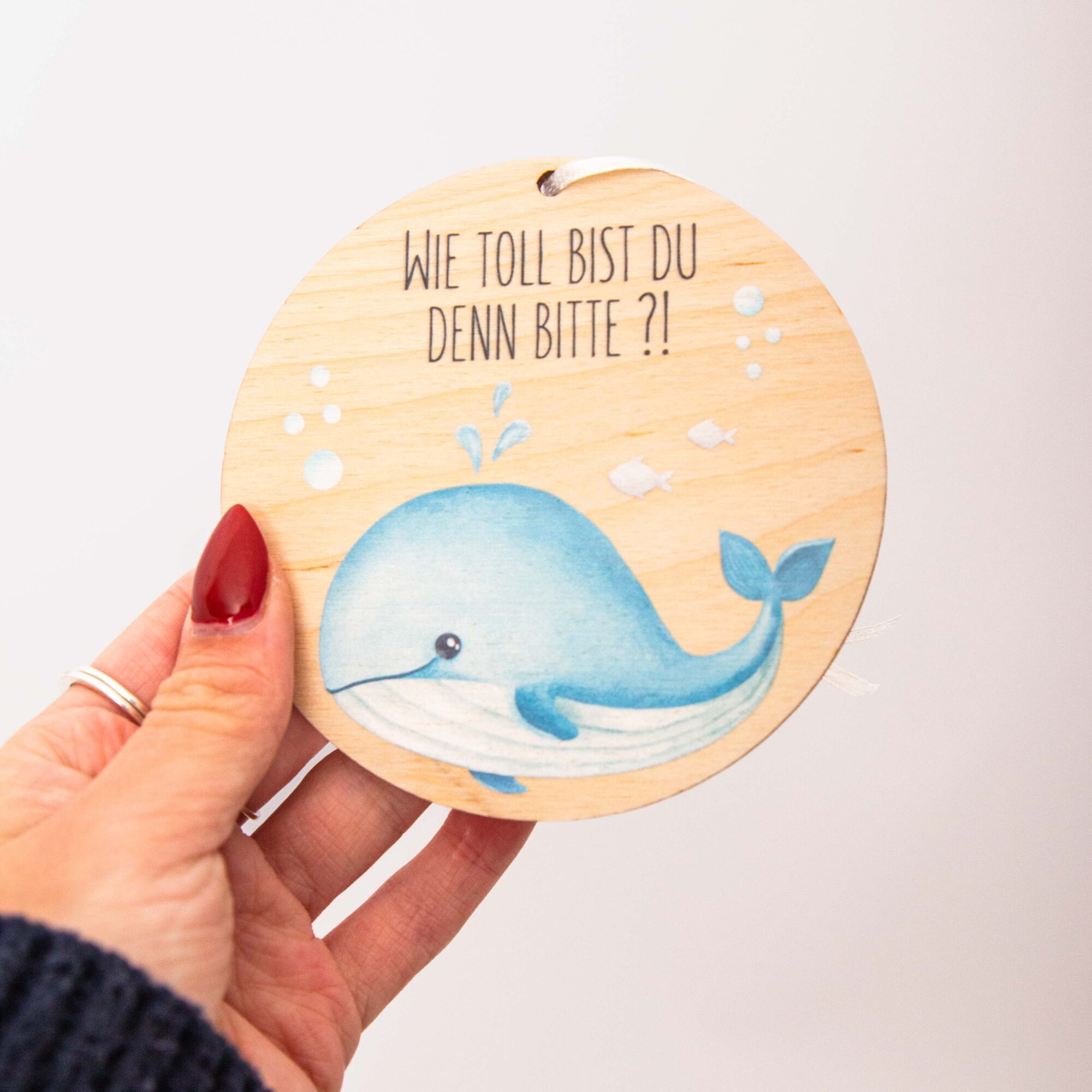 Affirmationsanhänger Holz „Wie toll bist du denn?“ – Wal Mutmacher für Kinder – Glücksbringer & Taschenanhänger – Handgemacht in Leipzig 3 Affirmationsanhänger aus Holz, Affirmation Kinder, Geschenkanhänger, Wal- Wie toll bist du denn bitte?