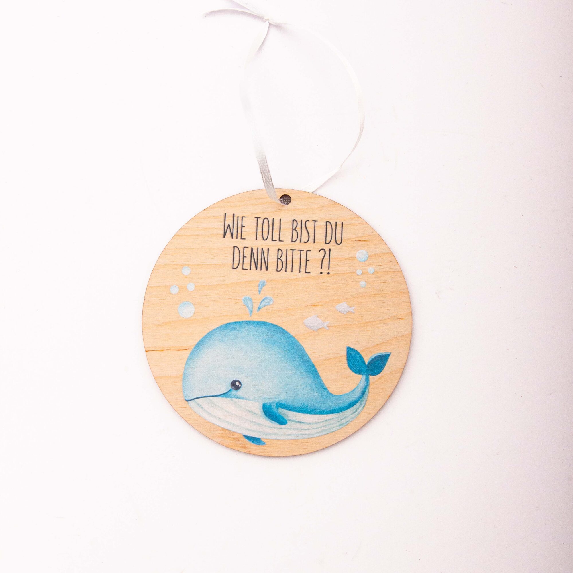 Affirmationsanhänger Holz „Wie toll bist du denn?“ – Wal Mutmacher für Kinder – Glücksbringer & Taschenanhänger – Handgemacht in Leipzig 2 Affirmationsanhänger aus Holz, Affirmation Kinder, Geschenkanhänger, Wal- Wie toll bist du denn bitte?