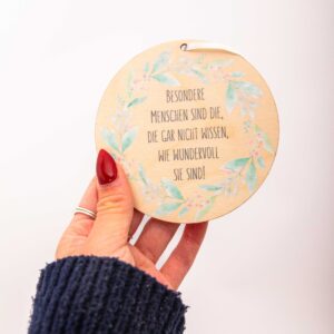 Affirmationsanhänger aus Holz, Affirmation Kinder, Geschenkanhänger, Blumenkranz - Besondere Menschen sind die, die gar nicht wissen, wie wundervoll sie sind