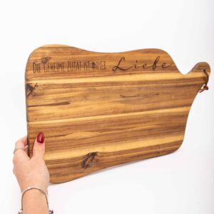 Holzbrett mit Gravur „Die geheime Zutat ist immer Liebe“ Größe S – Hochwertiges Schneidebrett aus Buche – Geschenkidee Einzug & Hochzeit – Handgemacht in Leipzig