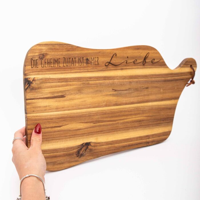 Zahlungsarten 11 Holzbrett mit Gravur „Die geheime Zutat ist immer Liebe“ Größe S – Hochwertiges Schneidebrett aus Buche – Geschenkidee Einzug & Hochzeit – Handgemacht in Leipzig