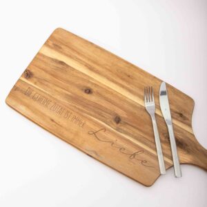 Holzbrett mit Gravur „Die geheime Zutat ist immer Liebe“ Größe M – Hochwertiges Schneidebrett aus Buche – Geschenkidee Einzug & Hochzeit – Handgemacht in Leipzig