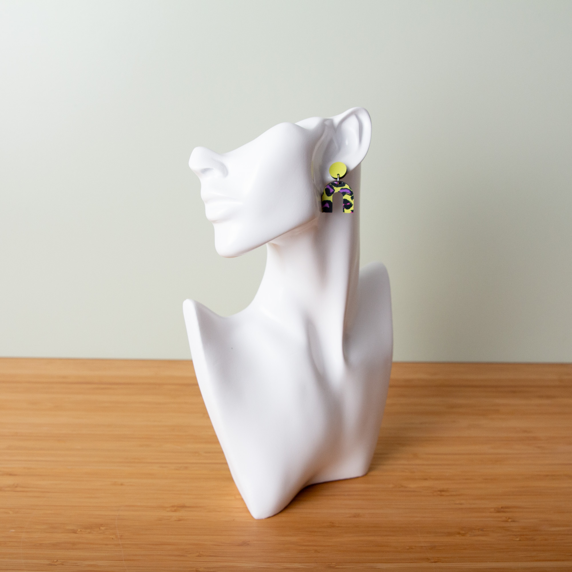 Neon Leo (Gelb) Ohrringe aus Acryl– Geometrische Ohrstecker in 6 Formen – Handgemachte Holz-Accessoires – Made in Leipzig 12 Neon Leo Ohrringe aus Acryl, geometrische Ohrringe Acryl, handgemachter Schmuck aus Leipzig, Ohrstecker Leo aus Acryl