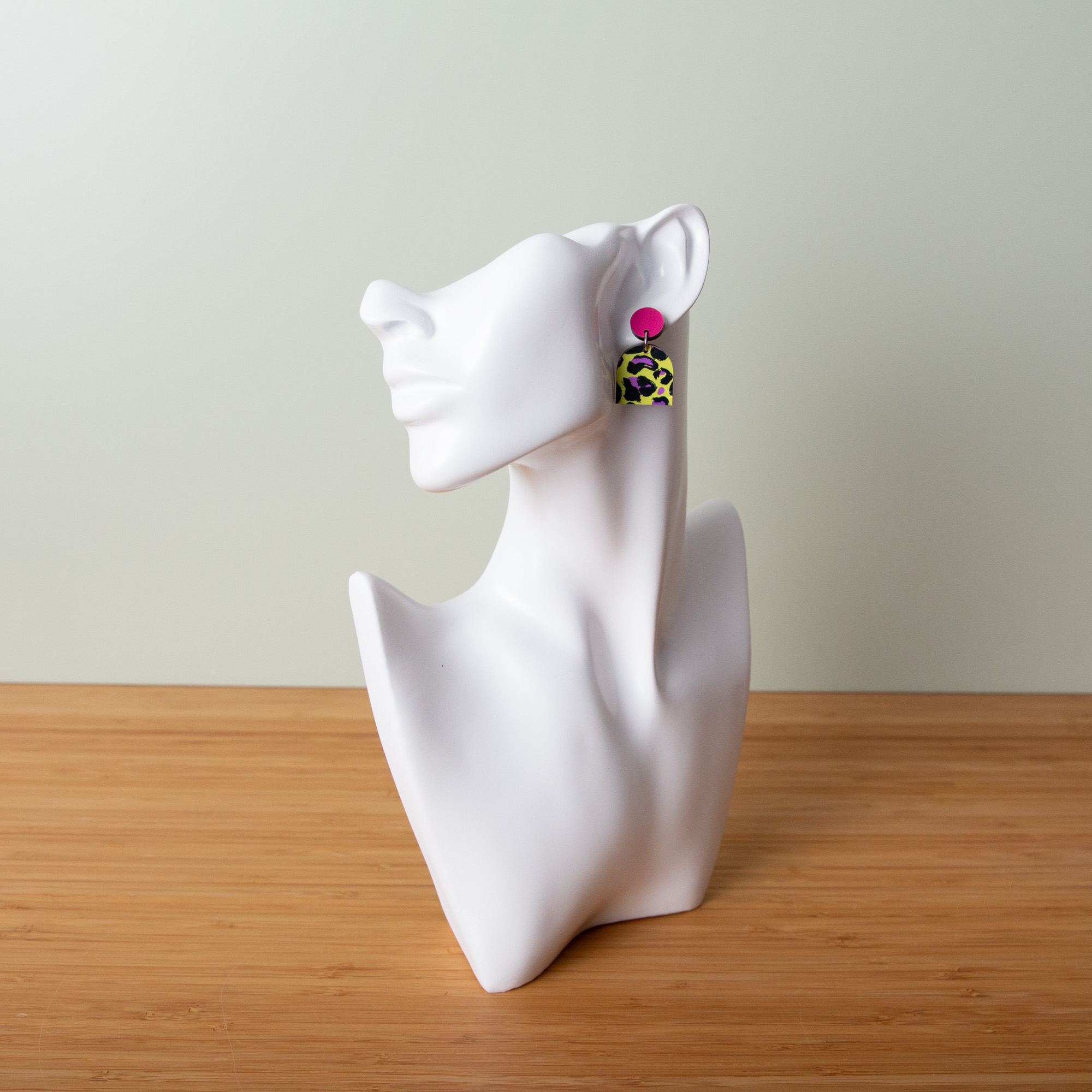 Neon Leo (Gelb) Ohrringe aus Acryl– Geometrische Ohrstecker in 6 Formen – Handgemachte Holz-Accessoires – Made in Leipzig 6 Neon Leo Ohrringe aus Acryl, geometrische Ohrringe Acryl, handgemachter Schmuck aus Leipzig, Ohrstecker Leo aus Acryl