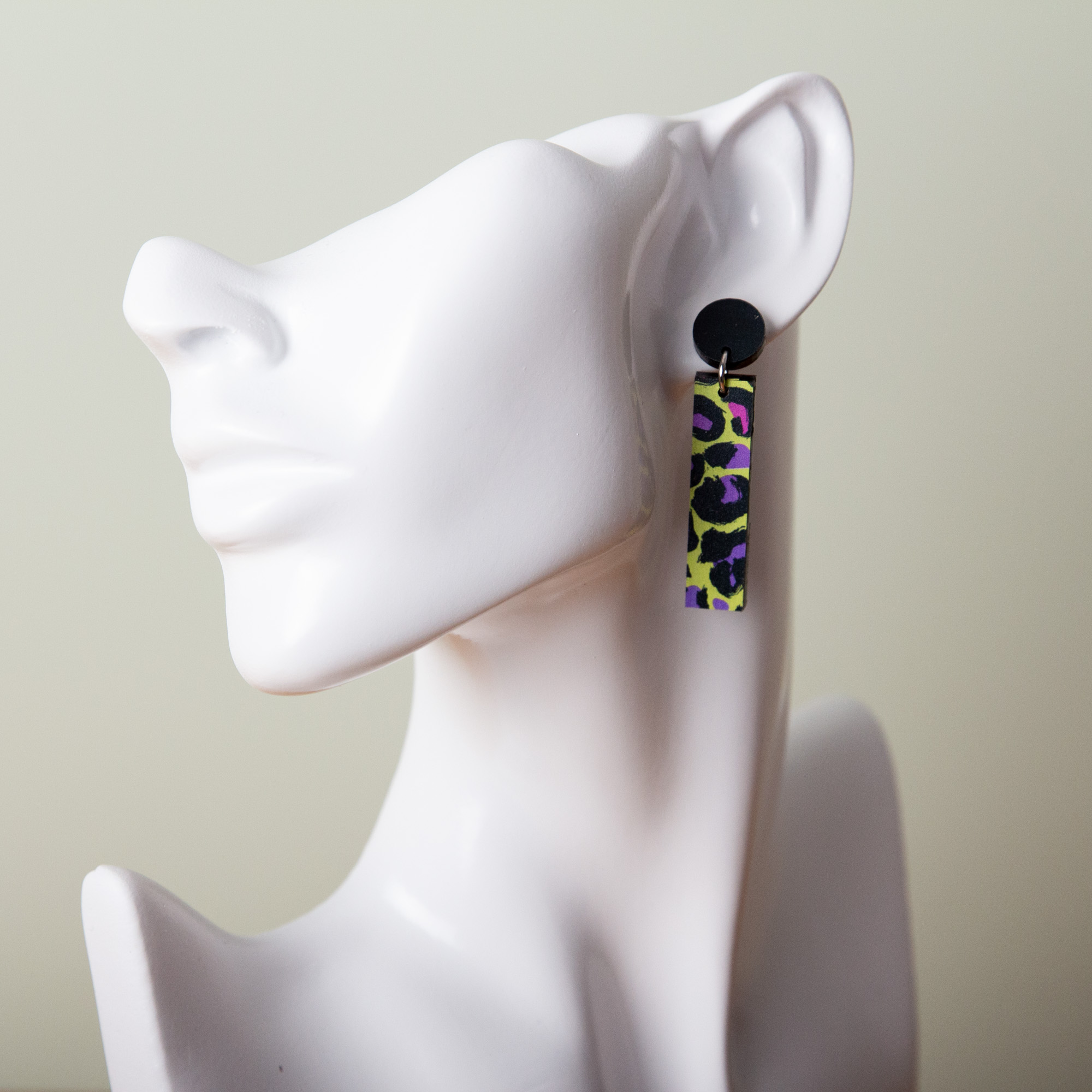 Neon Leo (Gelb) Ohrringe aus Acryl– Geometrische Ohrstecker in 6 Formen – Handgemachte Holz-Accessoires – Made in Leipzig 4 Neon Leo Ohrringe aus Acryl, geometrische Ohrringe Acryl, handgemachter Schmuck aus Leipzig, Ohrstecker Leo aus Acryl