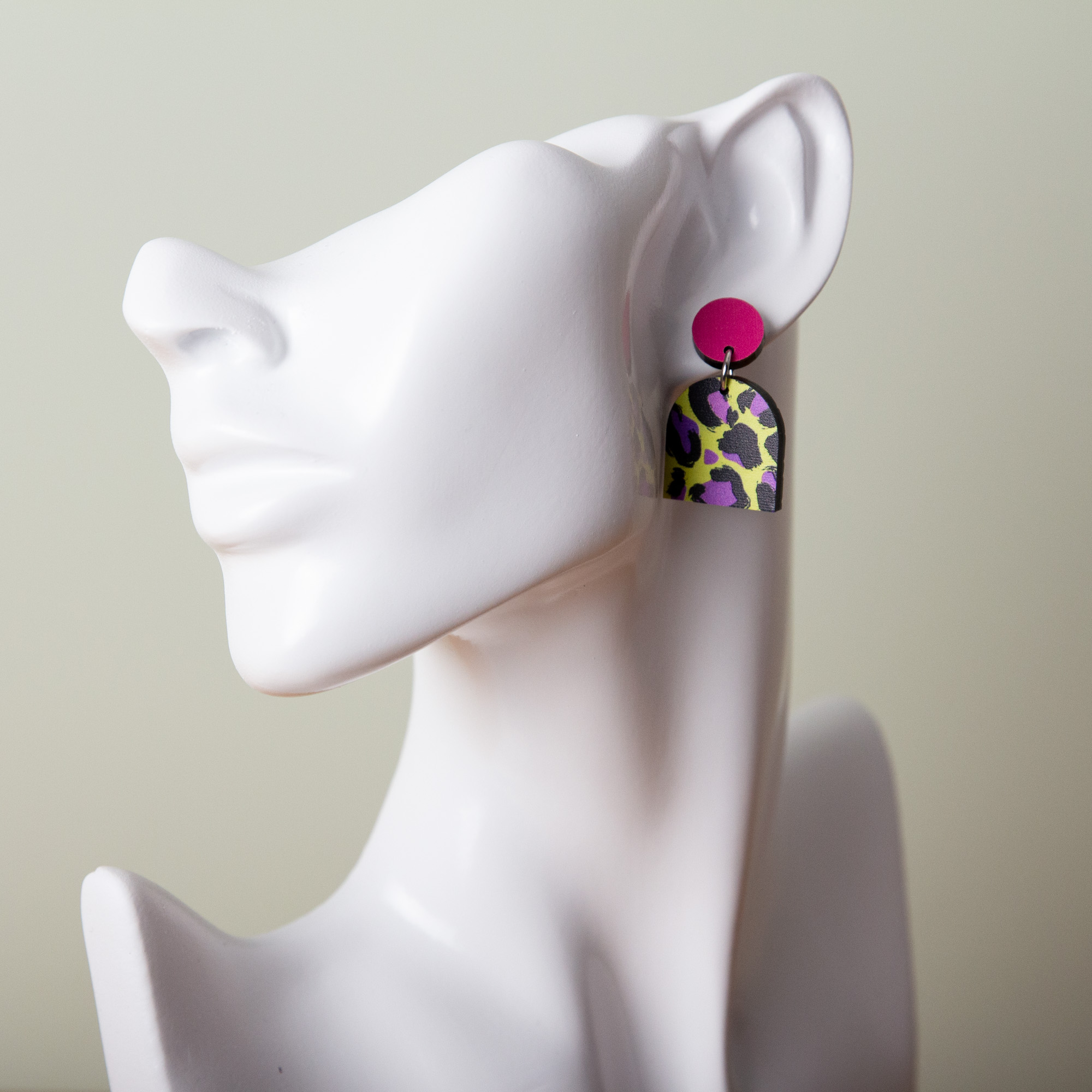 Neon Leo (Gelb) Ohrringe aus Acryl– Geometrische Ohrstecker in 6 Formen – Handgemachte Holz-Accessoires – Made in Leipzig 7 Neon Leo Ohrringe aus Acryl, geometrische Ohrringe Acryl, handgemachter Schmuck aus Leipzig, Ohrstecker Leo aus Acryl