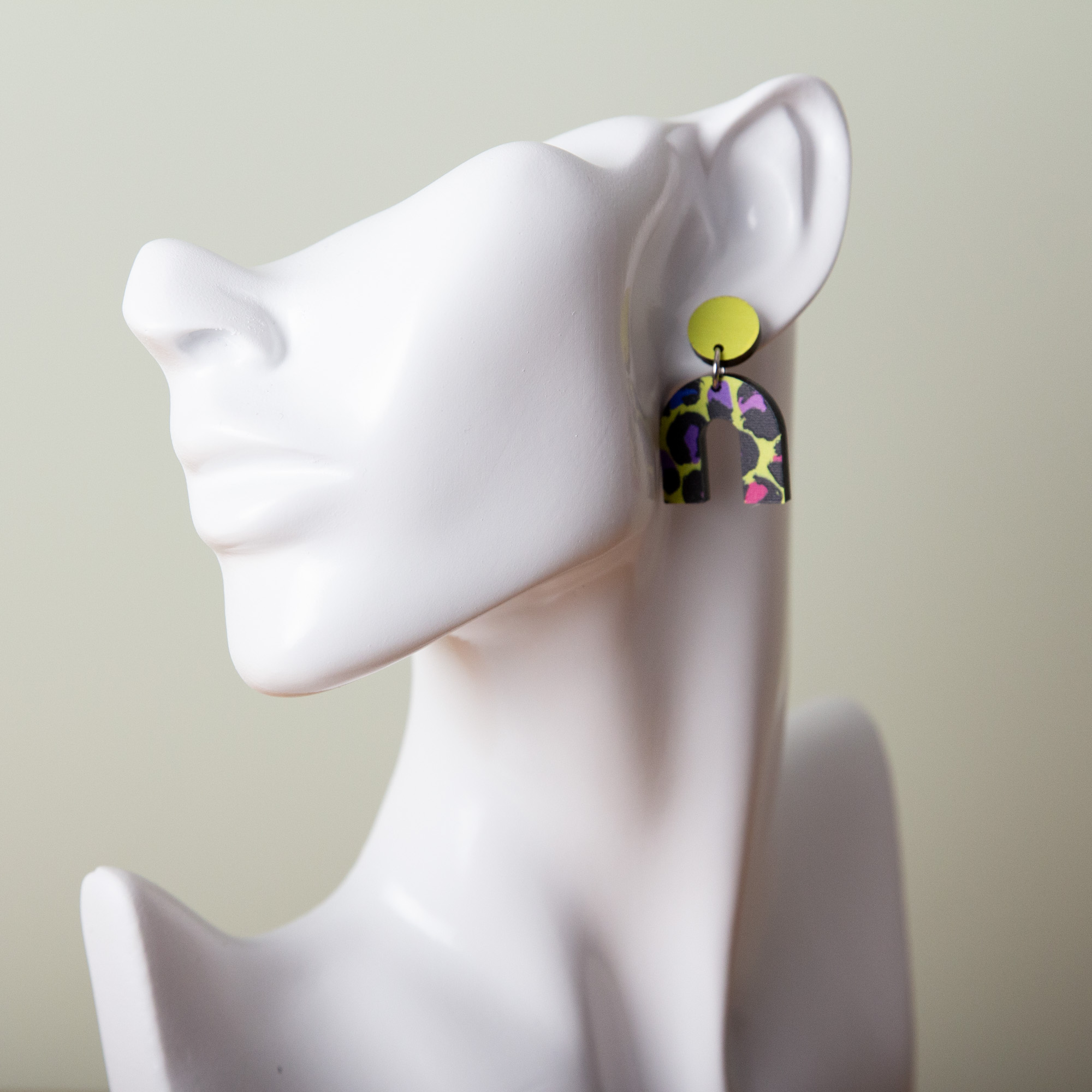 Neon Leo (Gelb) Ohrringe aus Acryl– Geometrische Ohrstecker in 6 Formen – Handgemachte Holz-Accessoires – Made in Leipzig 13 Neon Leo Ohrringe aus Acryl, geometrische Ohrringe Acryl, handgemachter Schmuck aus Leipzig, Ohrstecker Leo aus Acryl