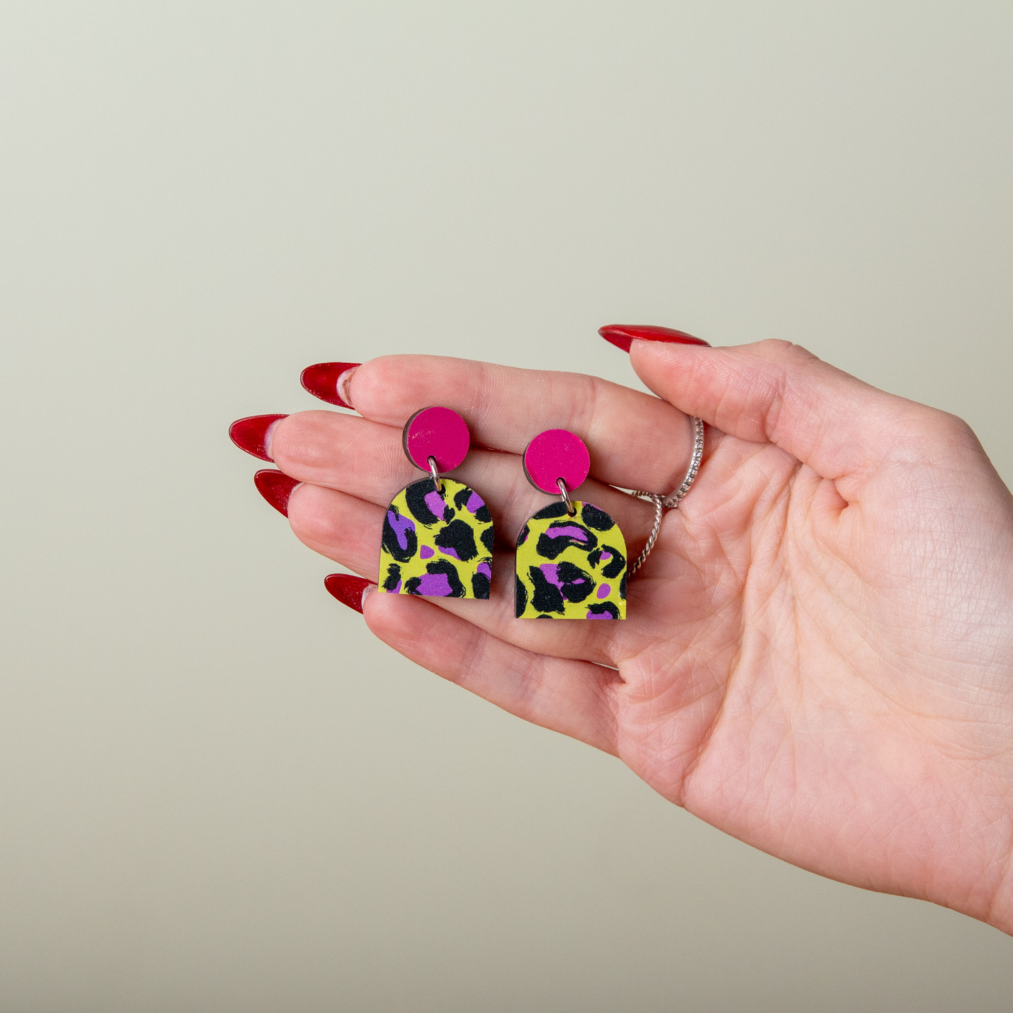 Neon Leo (Gelb) Ohrringe aus Acryl– Geometrische Ohrstecker in 6 Formen – Handgemachte Holz-Accessoires – Made in Leipzig 8 Neon Leo Ohrringe aus Acryl, geometrische Ohrringe Acryl, handgemachter Schmuck aus Leipzig, Ohrstecker Leo aus Acryl