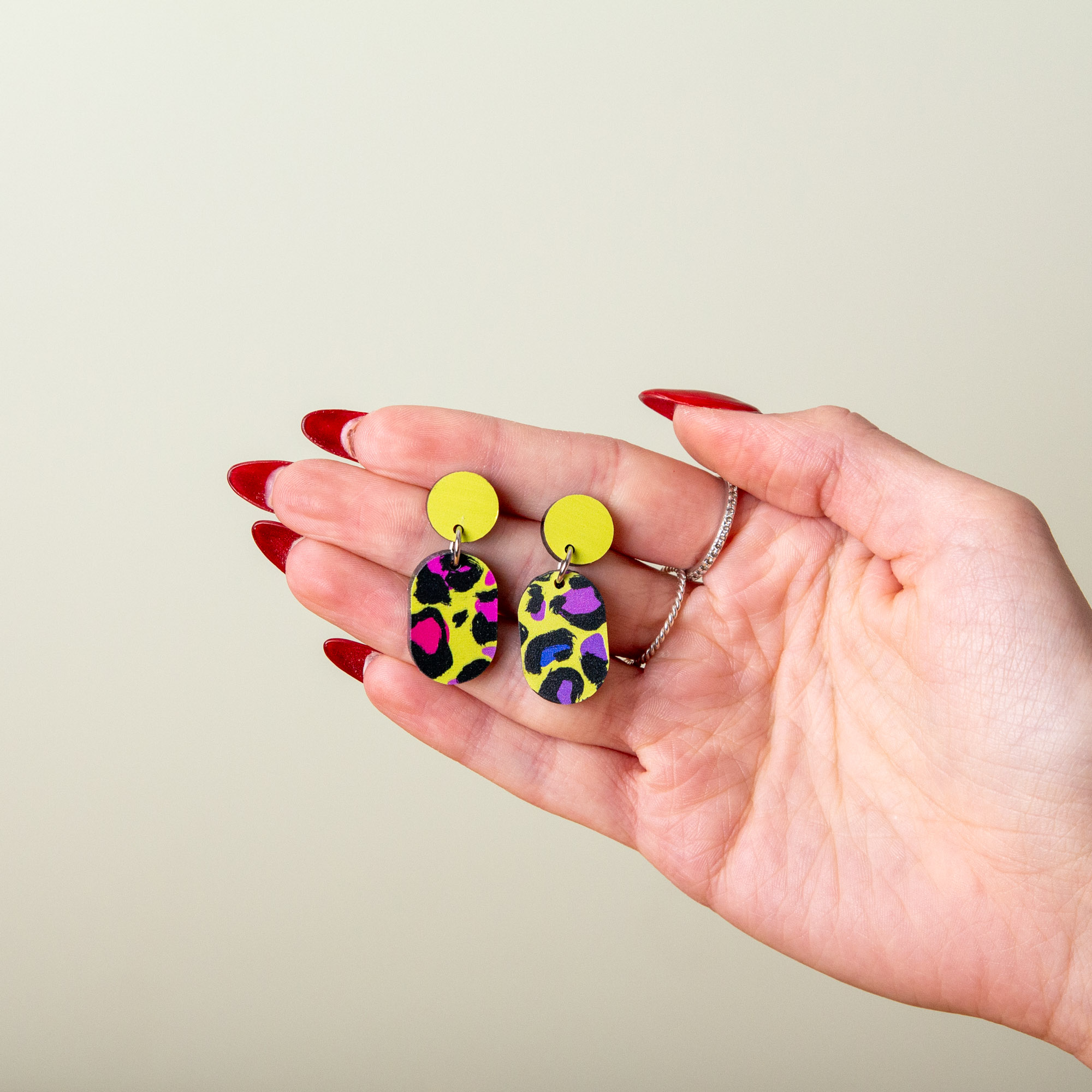 Neon Leo (Gelb) Ohrringe aus Acryl– Geometrische Ohrstecker in 6 Formen – Handgemachte Holz-Accessoires – Made in Leipzig 17 Neon Leo Ohrringe aus Acryl, geometrische Ohrringe Acryl, handgemachter Schmuck aus Leipzig, Ohrstecker Leo aus Acryl