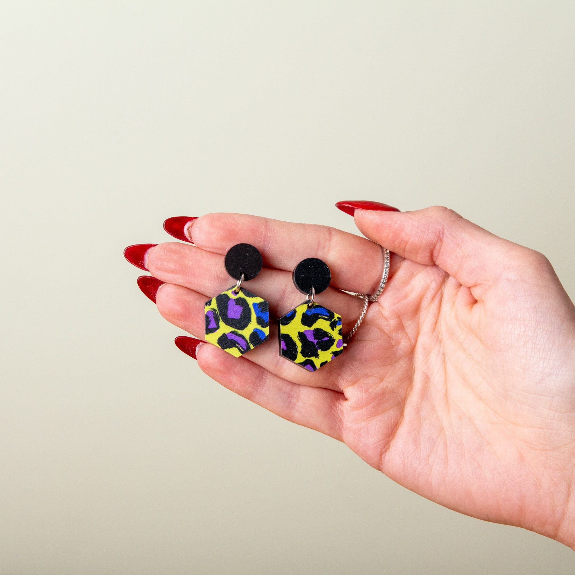 Neon Leo (Gelb) Ohrringe aus Acryl– Geometrische Ohrstecker in 6 Formen – Handgemachte Holz-Accessoires – Made in Leipzig 20 Neon Leo Ohrringe aus Acryl, geometrische Ohrringe Acryl, handgemachter Schmuck aus Leipzig, Ohrstecker Leo aus Acryl