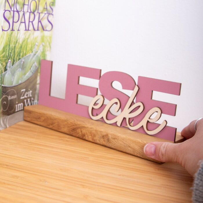 Zweiteiliger Holz-Aufsteller mit dem Schriftzug „Lese Ecke“ als Dekoration für die gemütliche Leseecke oder das Bücherregal.