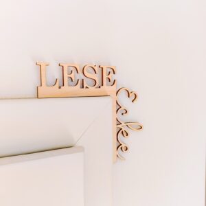 Leseecke Türtopper, Leseecke Holzschrift Regaltopper