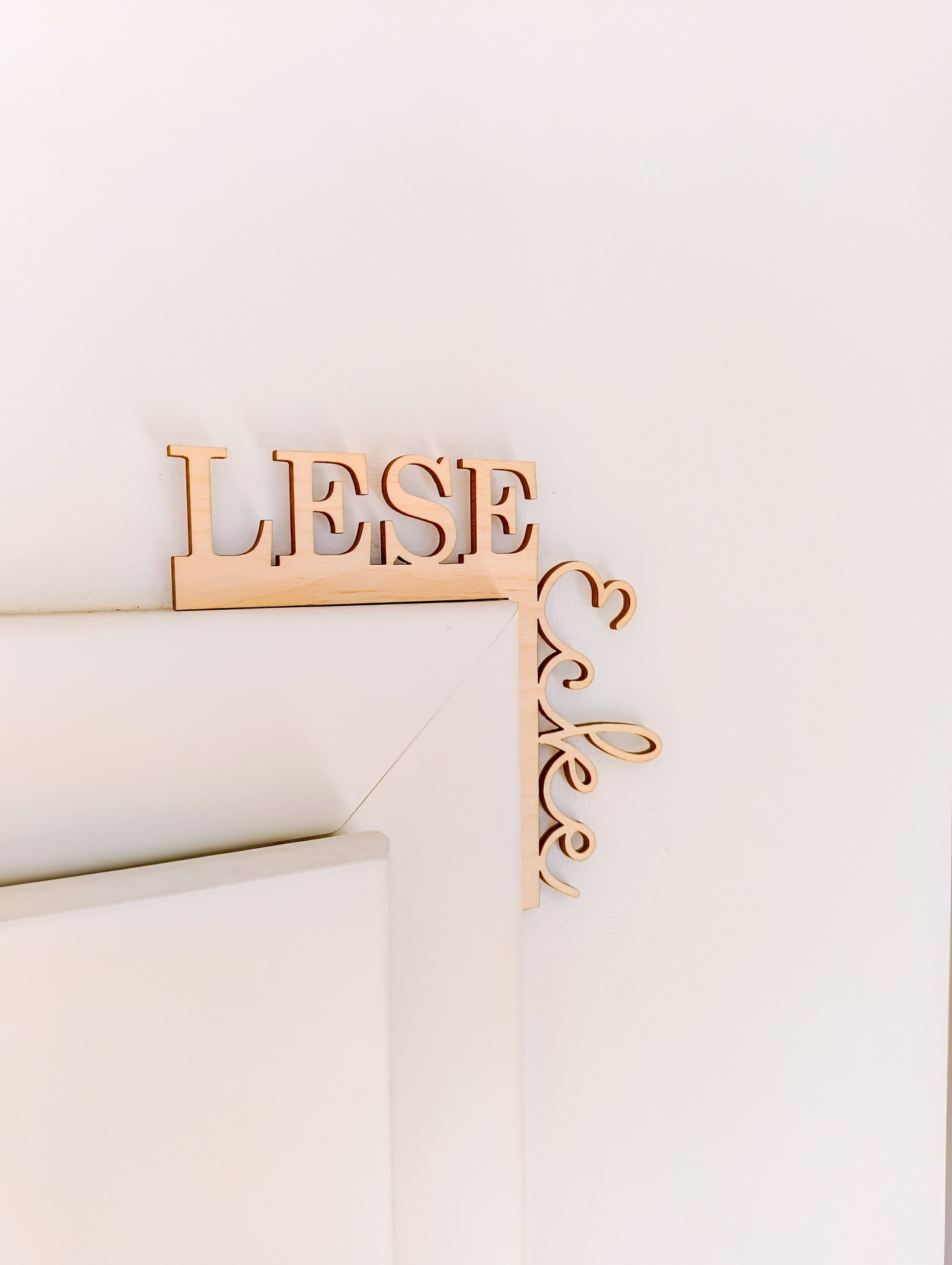 Türtopper Schriftzug "Leseecke" aus Birkenholz – Regaltopper & Lesezimmer Deko 1 Leseecke Türtopper, Leseecke Holzschrift Regaltopper