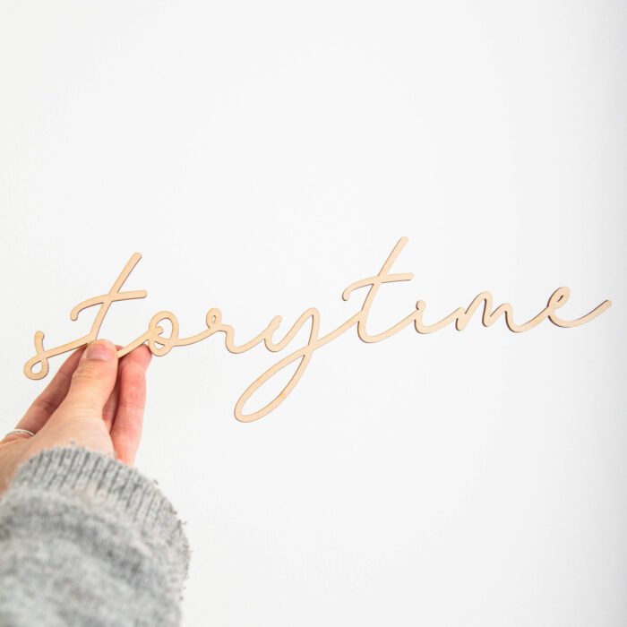 Storytime Schriftzug aus Holz als Wanddeko für Leseecke und Buchliebhaber