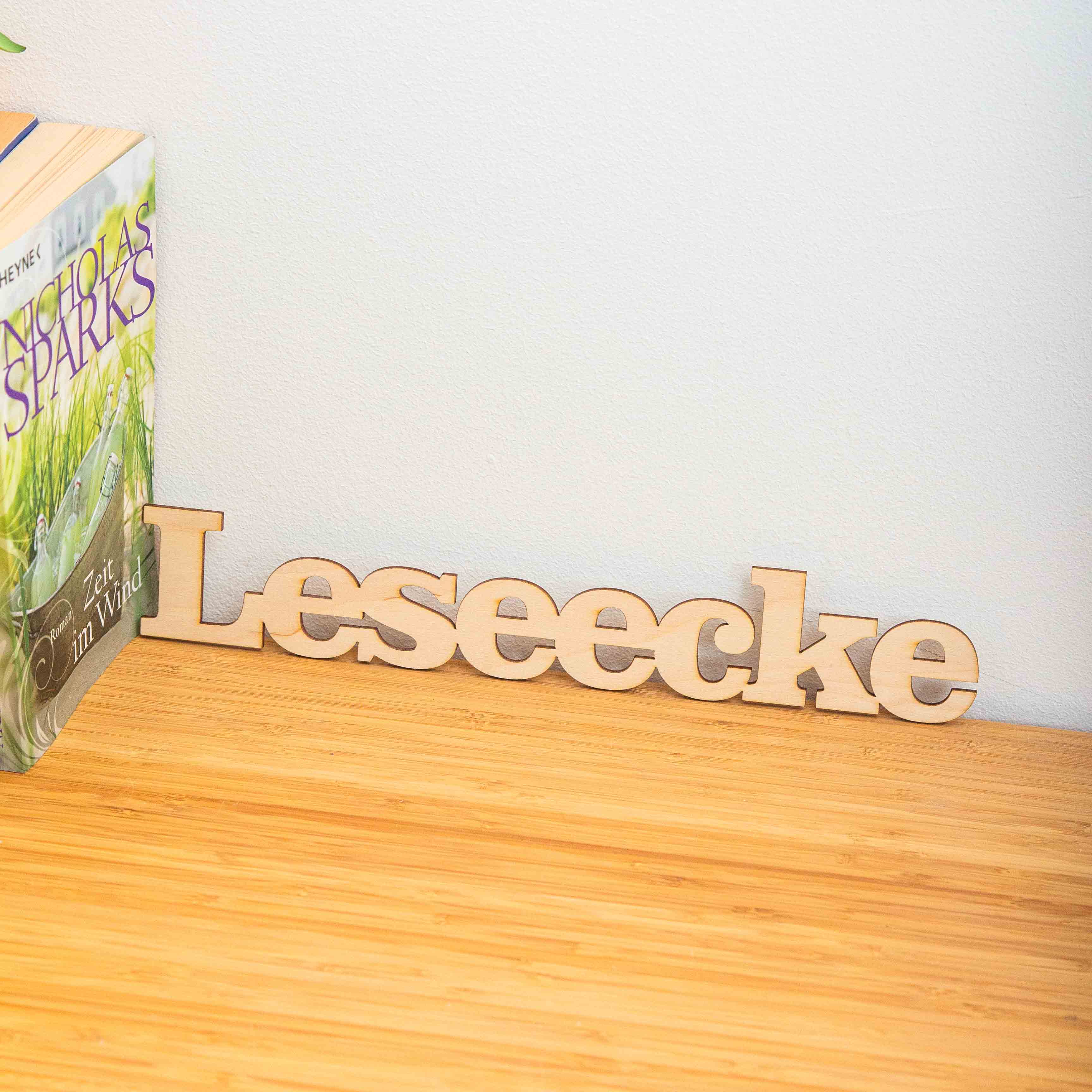 Holz-Schriftzug "Leseecke" – Personalisierter Regaltopper & Türtopper aus Birkenholz 5 Schriftzug Leseecke aus Holz zur Wandmontage. Deko der Leseecke, Wanddeko, Bookaholic, Bookstagram