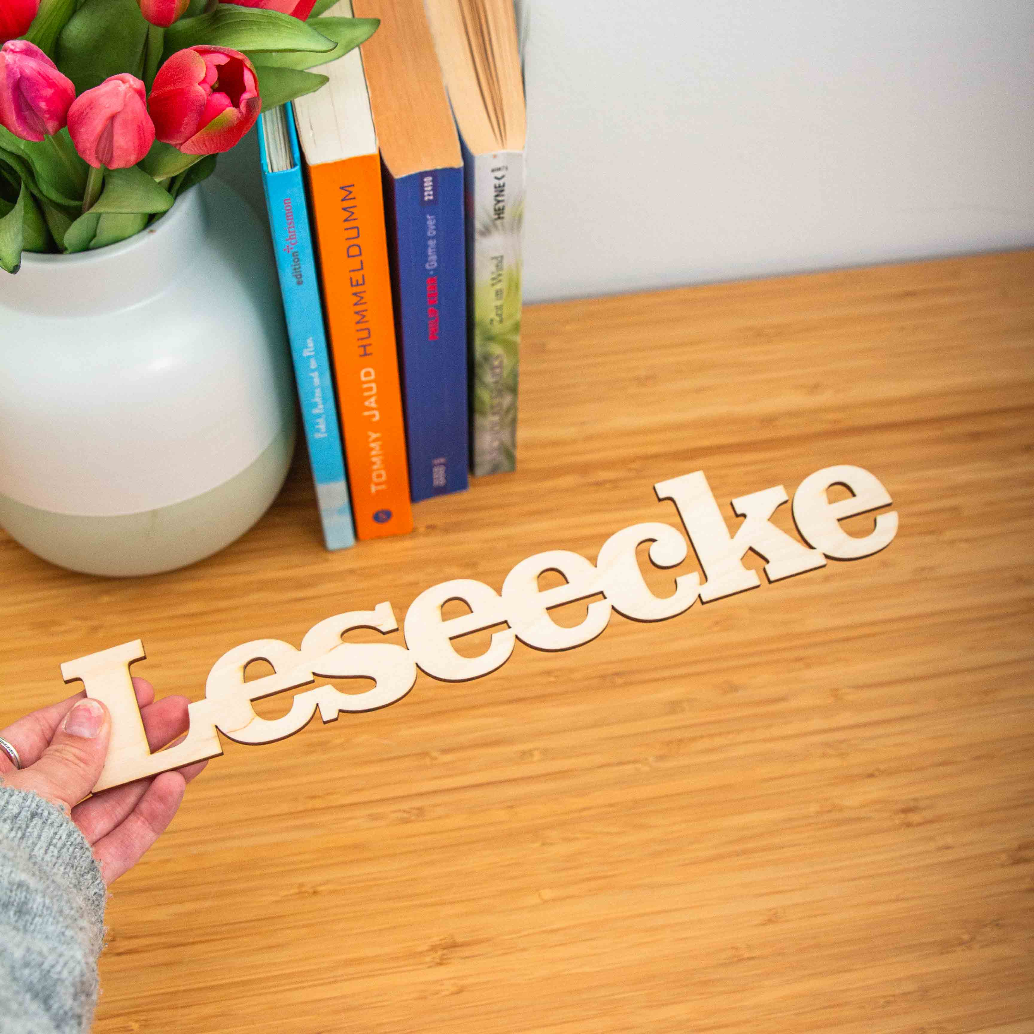 Holz-Schriftzug "Leseecke" – Personalisierter Regaltopper & Türtopper aus Birkenholz 3 Schriftzug Leseecke aus Holz zur Wandmontage. Deko der Leseecke, Wanddeko, Bookaholic, Bookstagram