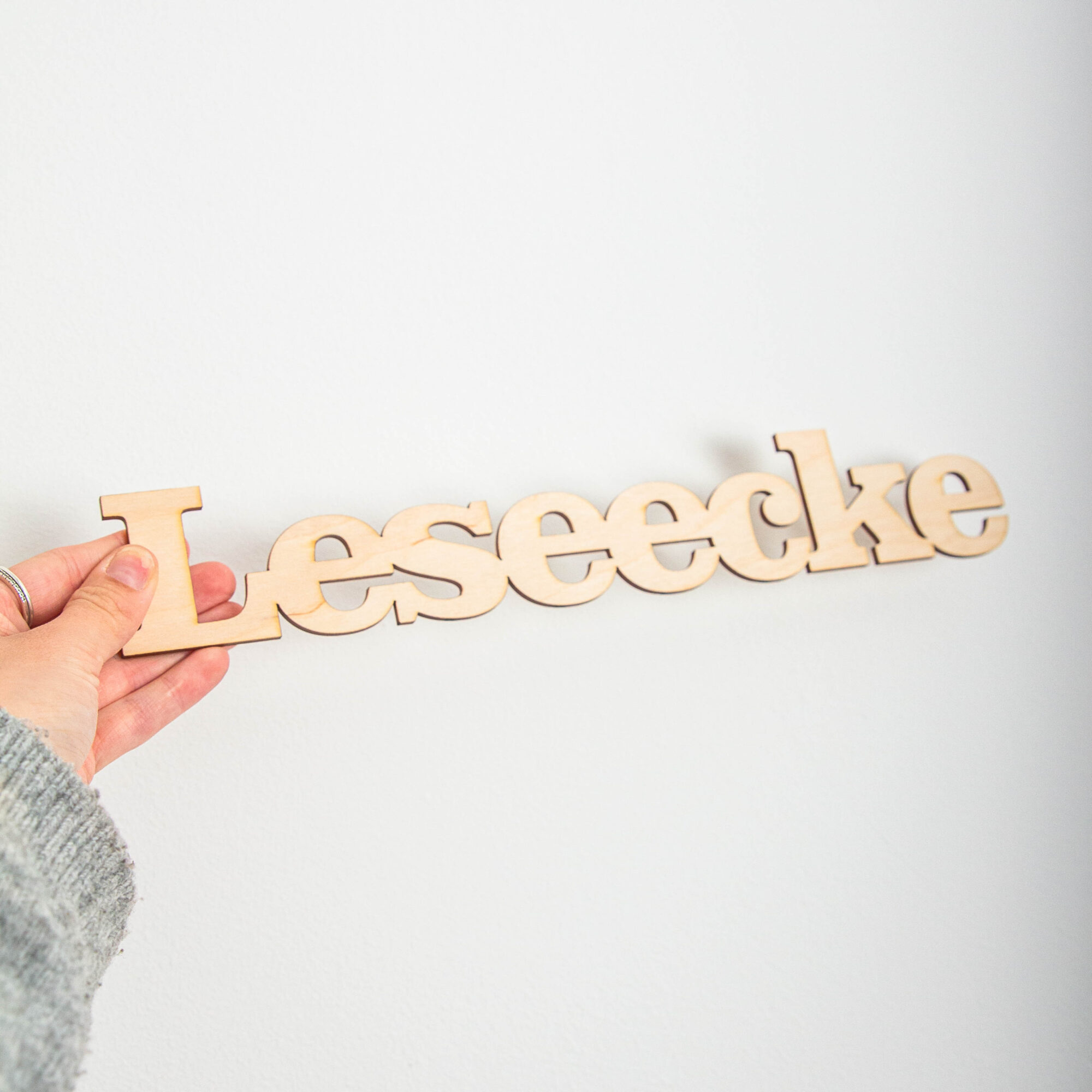 Holz-Schriftzug "Leseecke" – Personalisierter Regaltopper & Türtopper aus Birkenholz 2 Schriftzug Leseecke aus Holz zur Wandmontage. Deko der Leseecke, Wanddeko, Bookaholic, Bookstagram