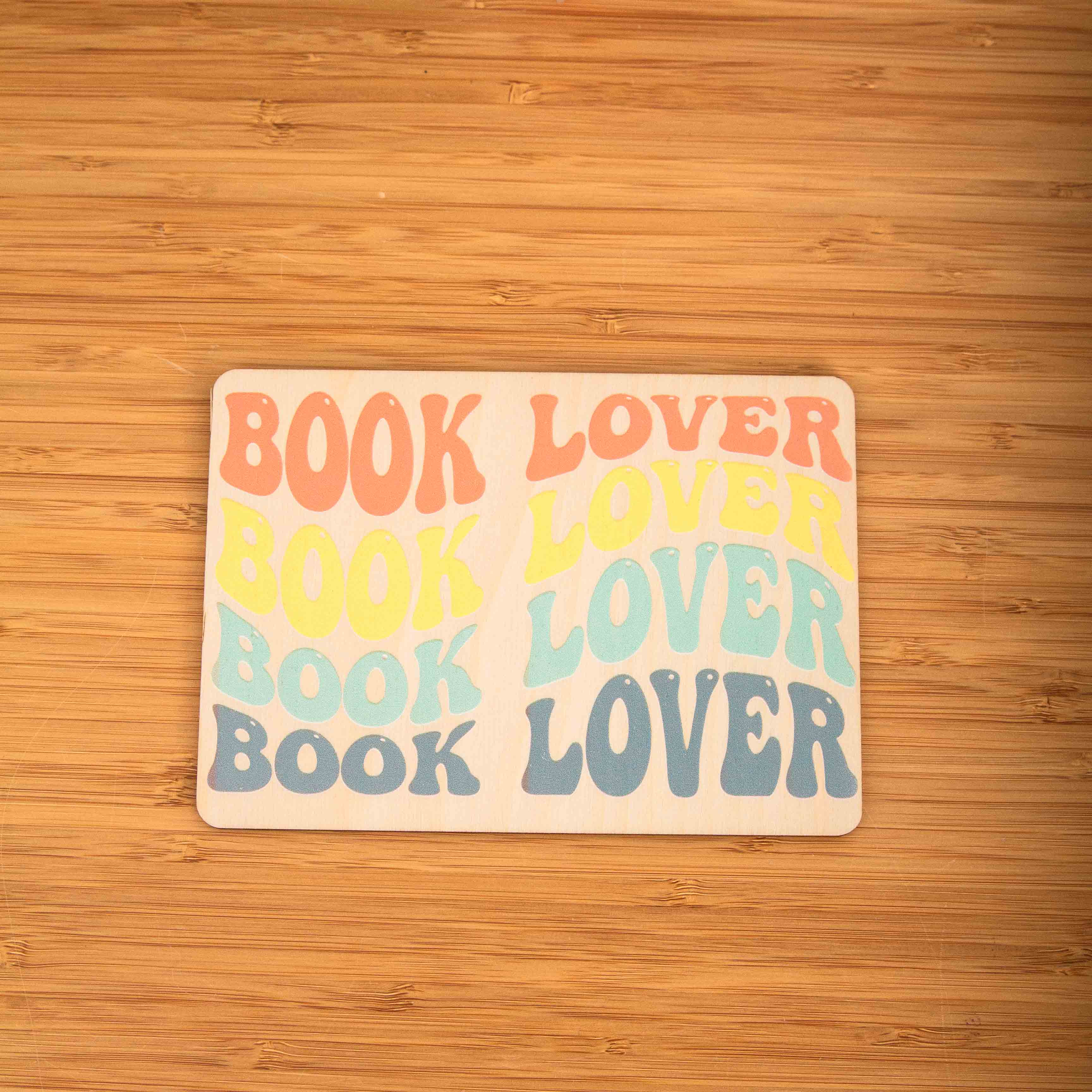 Postkarte Book Lover Welle / Holzpostkarte Booklover Regenbogen / Bookstagram / Postkarten mit Botschaft 3 Postkarte Book Lover, Holzpostkarte mit Aufdruck Book Lover