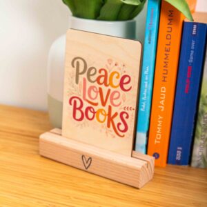 Postkarte aus Holz Peace Love Books, Holzpostkarte