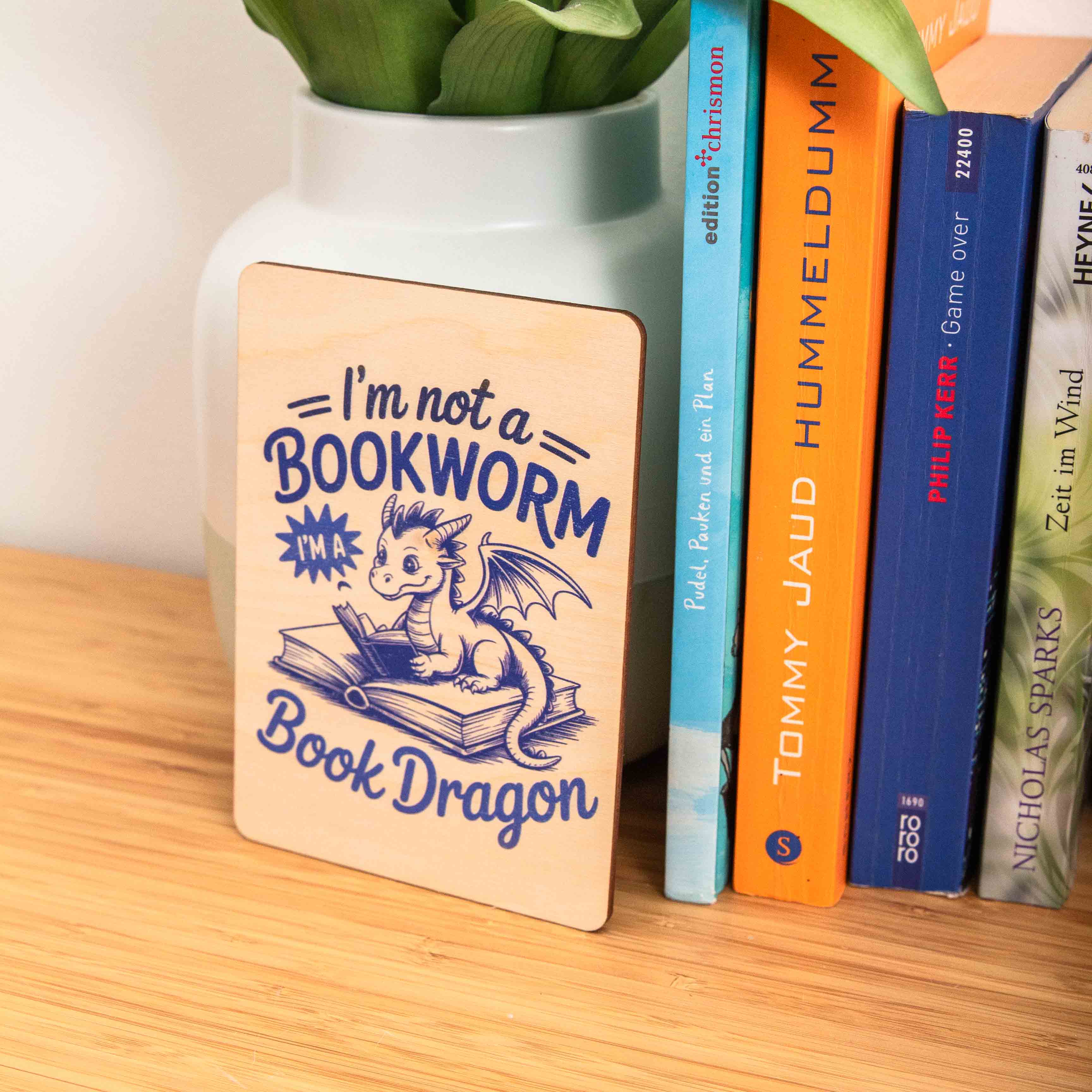 Postkarte Im not a Book Worm, Im a Book Dragon / Holzpostkarte Booklover / Bookstagram / Leseratte Postkarte mit Botschaft 4 I´m not a book worm, I´m a book dragon Holzpostkarte zum Beschreiben und verschenken