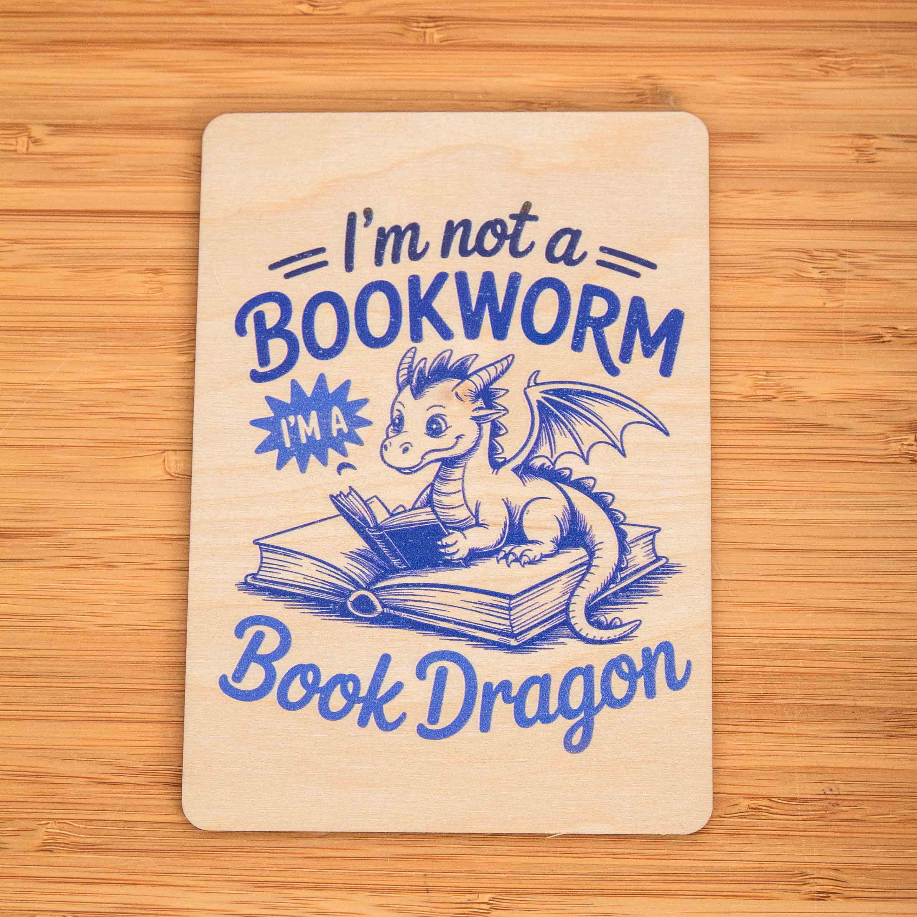 Postkarte Im not a Book Worm, Im a Book Dragon / Holzpostkarte Booklover / Bookstagram / Leseratte Postkarte mit Botschaft 3 I´m not a book worm, I´m a book dragon Holzpostkarte zum Beschreiben und verschenken