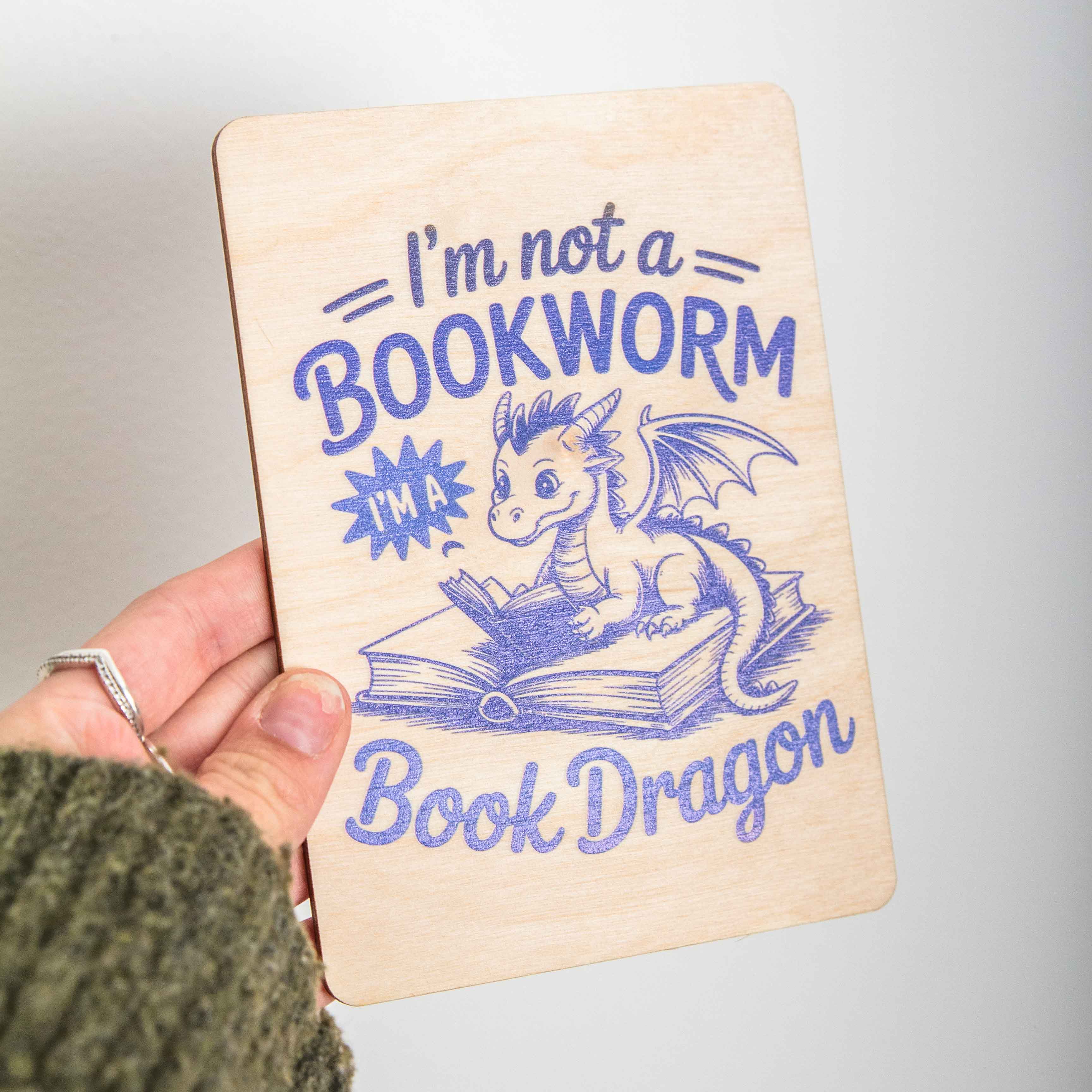 Postkarte Im not a Book Worm, Im a Book Dragon / Holzpostkarte Booklover / Bookstagram / Leseratte Postkarte mit Botschaft 2 I´m not a book worm, I´m a book dragon Holzpostkarte zum Beschreiben und verschenken
