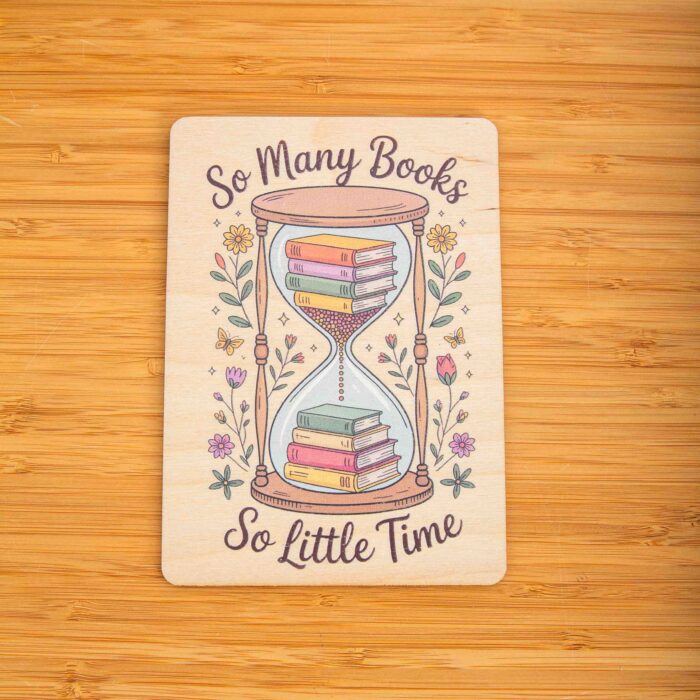 Postkarte So many Books so little time / Holzpostkarte Bücherliebhaber / Bookstagram / Postkarten mit Botschaft