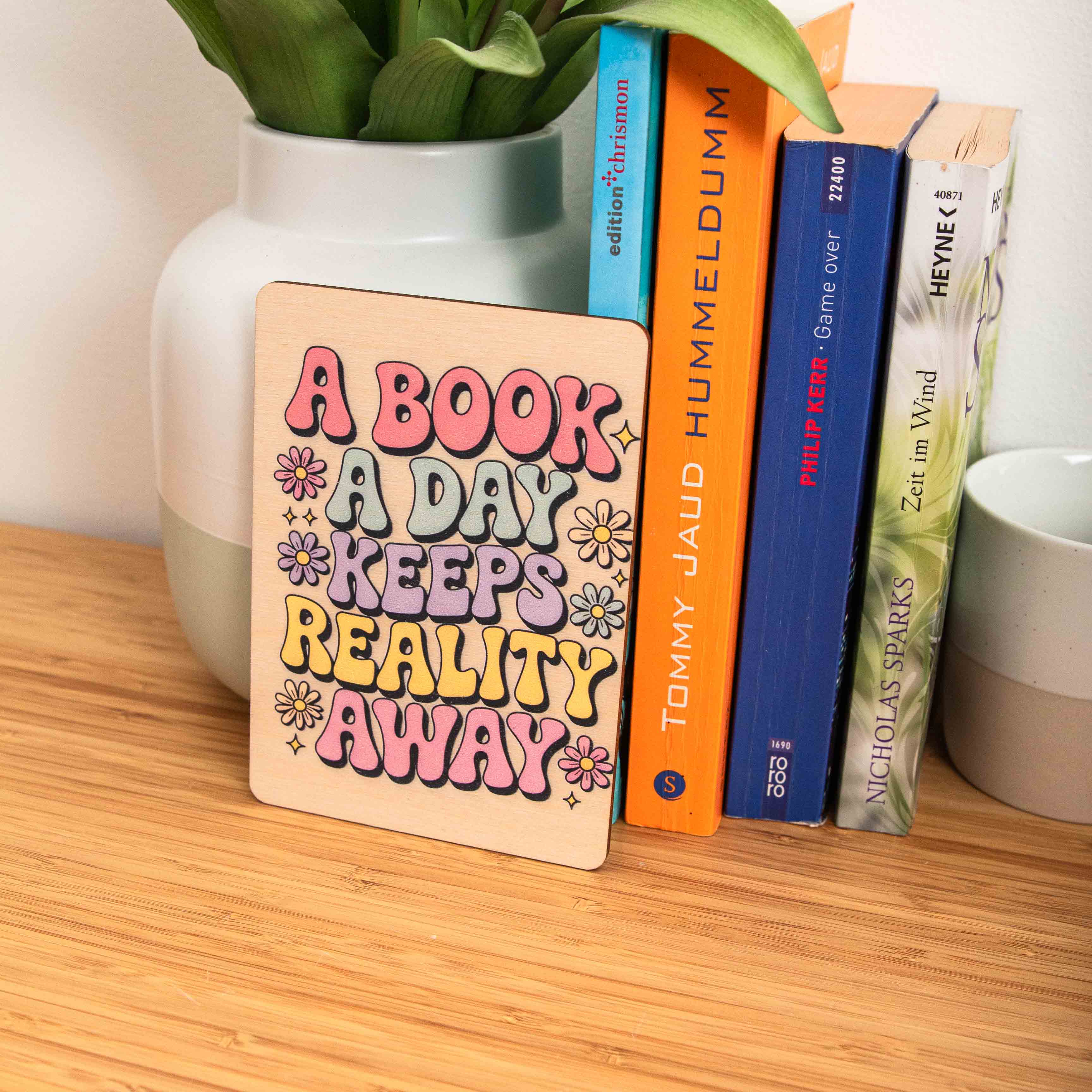 Postkarte A book a day keeps reality away - Schrift / Holzpostkarte Booklover / Bookstagram / Postkarten mit Botschaft 4 Holzpostkarte A book a day keeps reality away - Typo