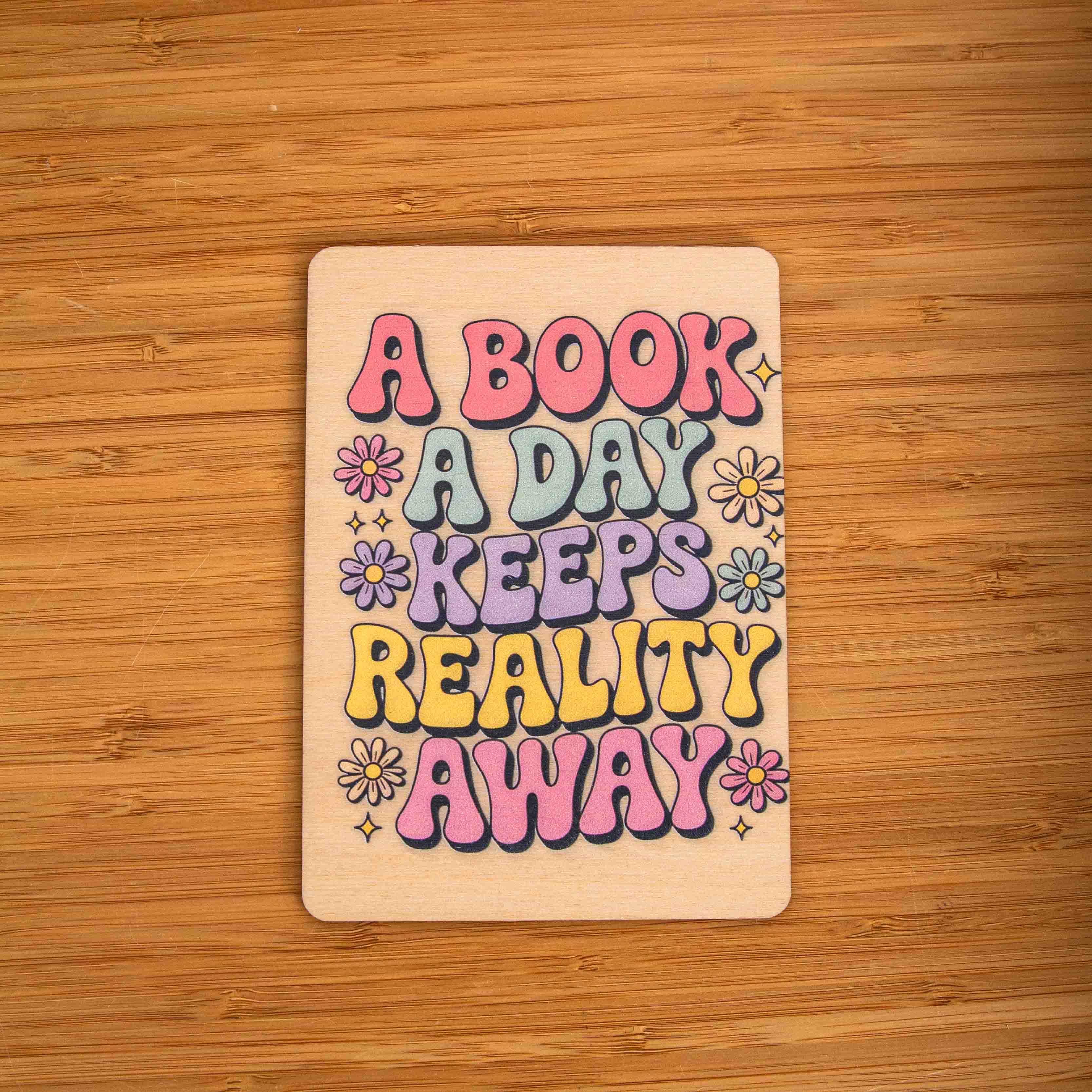 Postkarte A book a day keeps reality away - Schrift / Holzpostkarte Booklover / Bookstagram / Postkarten mit Botschaft 3 Holzpostkarte A book a day keeps reality away - Typo