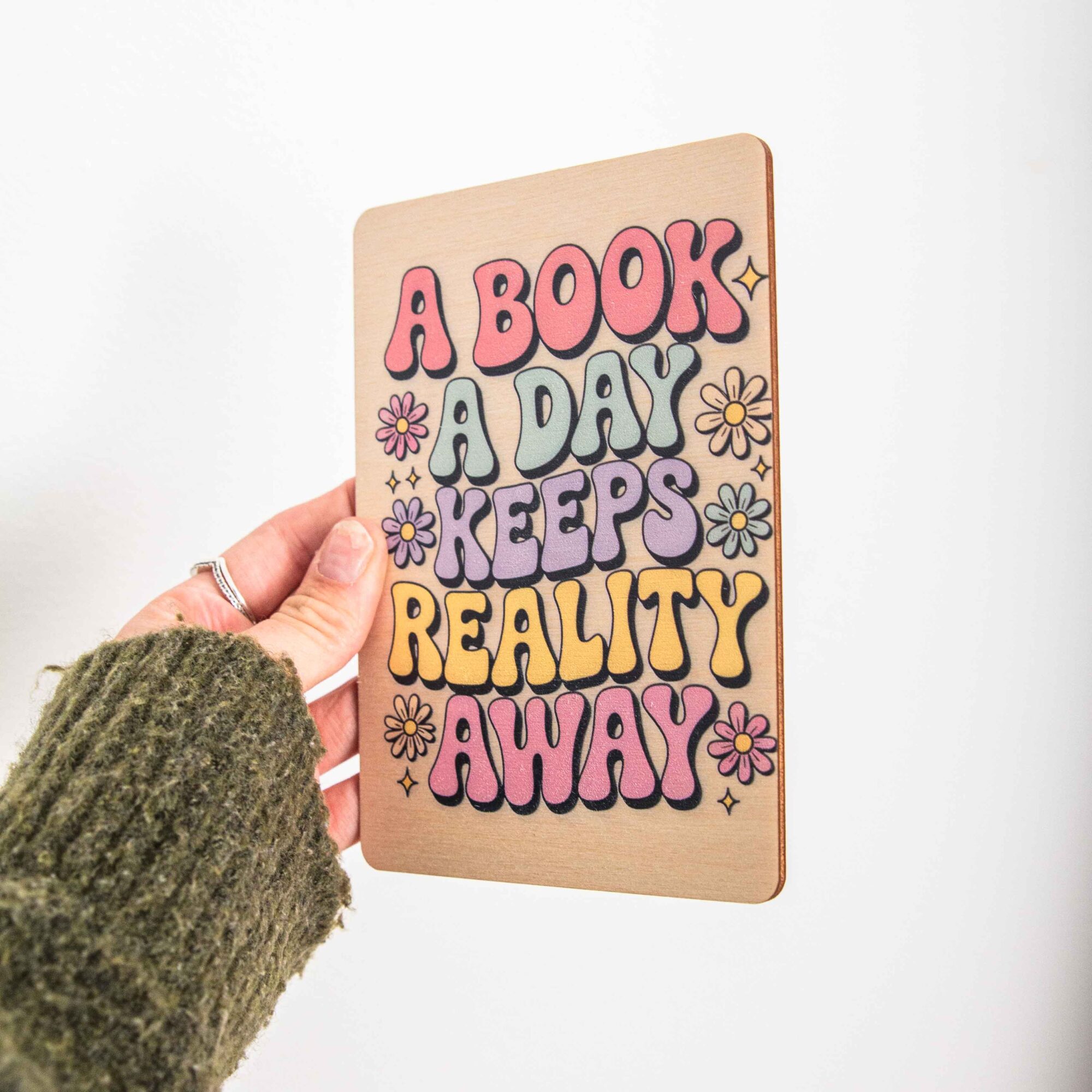 Postkarte A book a day keeps reality away - Schrift / Holzpostkarte Booklover / Bookstagram / Postkarten mit Botschaft 2 Holzpostkarte A book a day keeps reality away - Typo