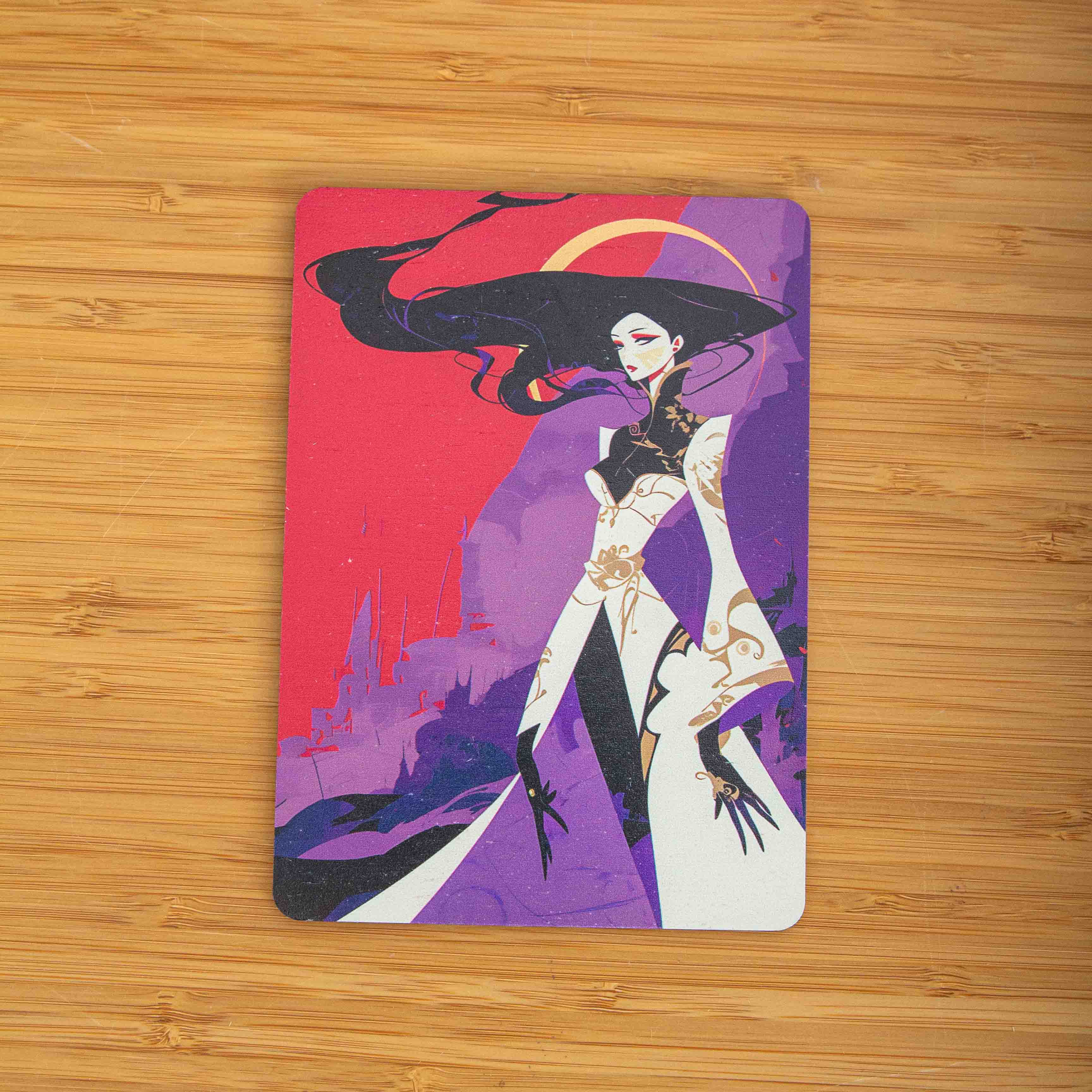 Postkarte Anime / Holzpostkarte Bücherliebhaber / Bookstagram / Postkarten mit Botschaft 3 Eine rechteckige Holzpostkarte im Hochformat liegt flach auf einer hellbraunen Holzoberfläche. Die Karte zeigt eine vollflächige, dramatische Fantasy-Illustration im modernen, kantigen Graphic-Novel-Stil. Im Zentrum steht eine elegante weibliche Figur mit extrem langem, fließendem schwarzen Haar und auffälligem roten Make-up. Sie trägt ein stilisiertes weißes Gewand mit goldenen Ornamenten und weiten Ärmeln, kombiniert mit schwarzen Elementen und langen, spitzen Fingern.