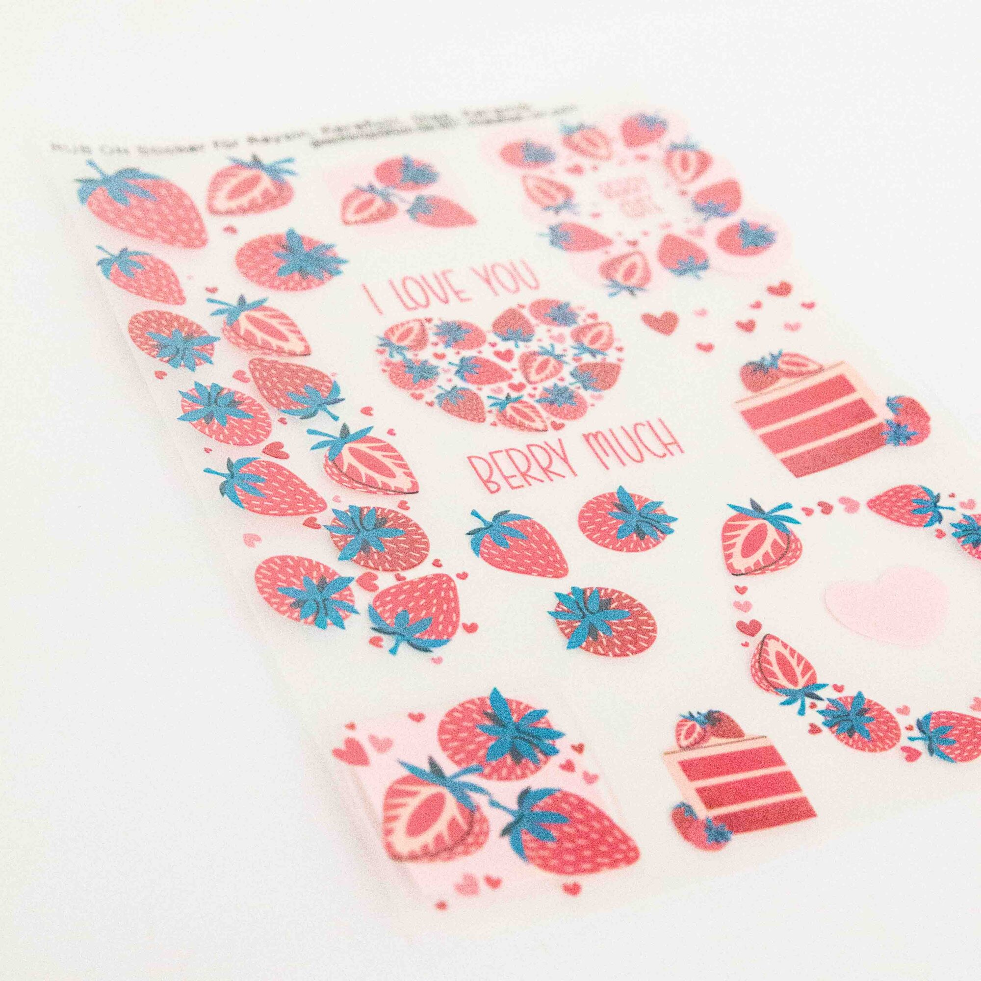 Rub-On Stickerbogen „Erdbeere“ A5 – Transferfolie für Kreativprojekte z.B. mit Raysin, Keraflott & Glas 6 Ein A5-Bogen mit verschiedenen, detailreichen Erdbeer -Motiven als randlose Rub-On Sticker für Bastelarbeiten und DIY-Projekte.