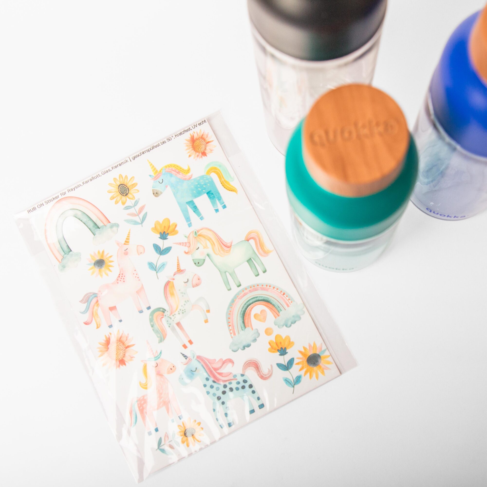 Rub-On Stickerbogen Einhorn und Regenbogen im Format A5 | Aufkleber für Raysin, Keraflott, Glas, Keramik, Kork Untersetzer - u.a. für Kinder 5 Rub On Sicker mit Einhorn und Regenbogen, Geschirrspülfest, Kratzfest, UV Beständig.