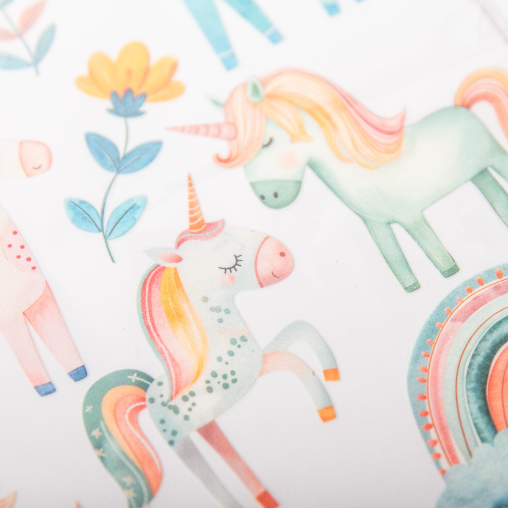 Rub-On Stickerbogen Einhorn und Regenbogen im Format A5 | Aufkleber für Raysin, Keraflott, Glas, Keramik, Kork Untersetzer - u.a. für Kinder 2 Rub On Sicker mit Einhorn und Regenbogen, Geschirrspülfest, Kratzfest, UV Beständig.