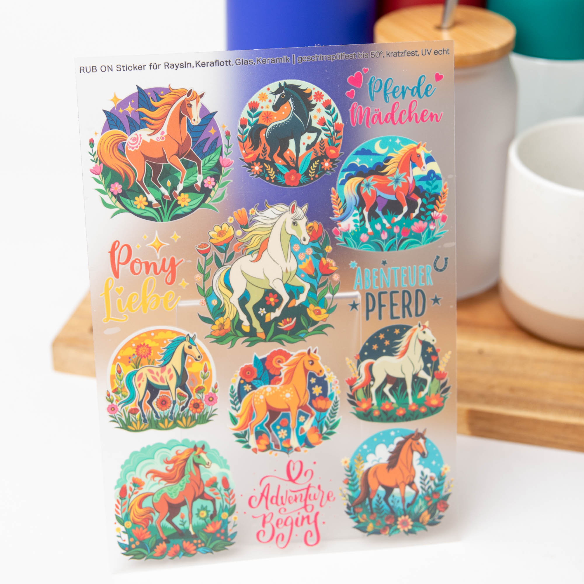 Rub-On Stickerbogen Pferd im Format A5 | Aufkleber Pferdemädchen, Pony Liebe für glatte Oberflächen 7 Rub On Sicker mit Pferden, Sprüche Pferde Mädchen, Pony Liebe, Abenteuer Pferd, Advenmture Begins, Geschirrspülfest, Kratzfest, UV Beständig.