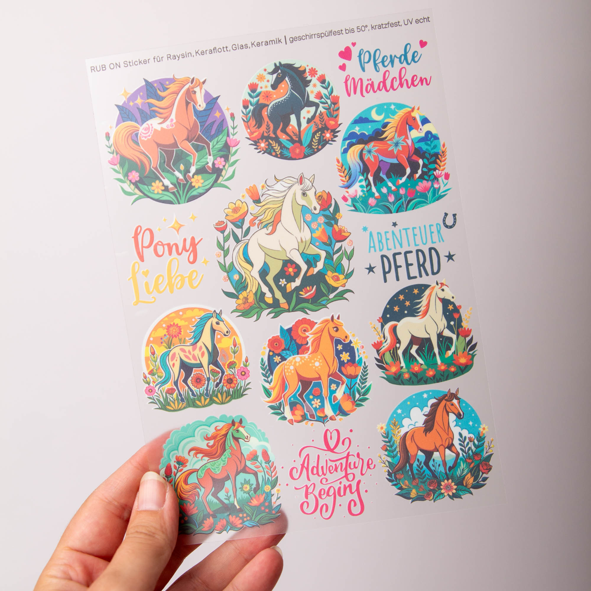 Rub-On Stickerbogen Pferd im Format A5 | Aufkleber Pferdemädchen, Pony Liebe für glatte Oberflächen 4 Rub On Sicker mit Pferden, Sprüche Pferde Mädchen, Pony Liebe, Abenteuer Pferd, Advenmture Begins, Geschirrspülfest, Kratzfest, UV Beständig.